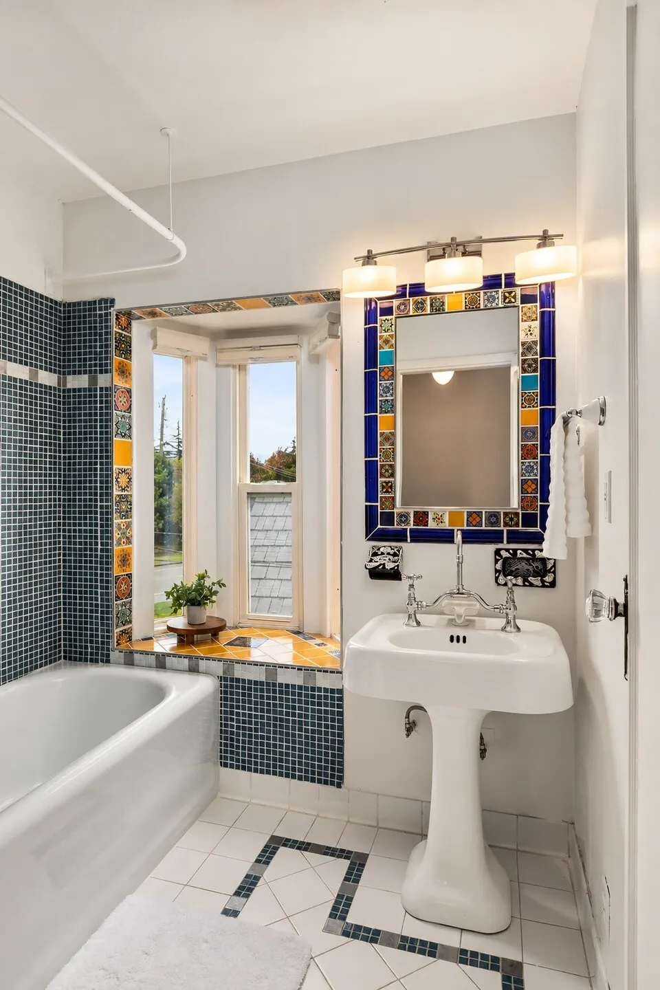 3639 Magnolia Boulevard W, Seattle, WA 98199