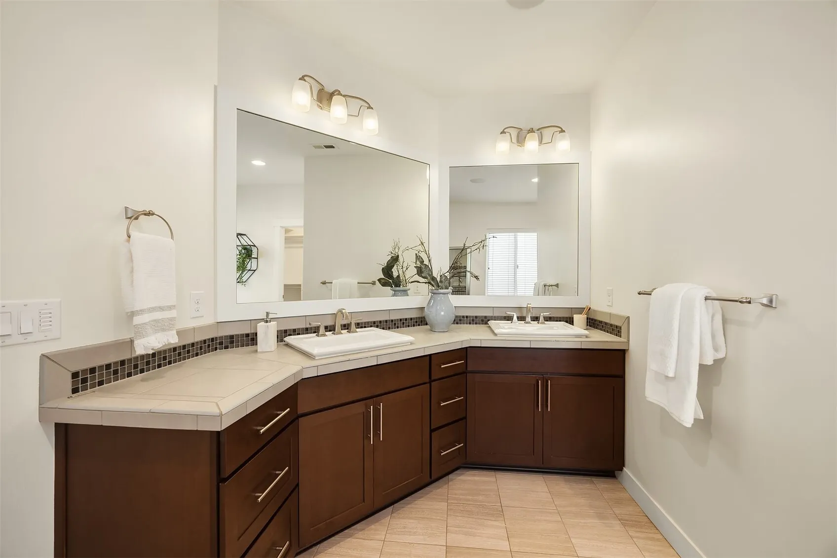 1703 NE Falls Drive , Issaquah, WA 98029-9802
