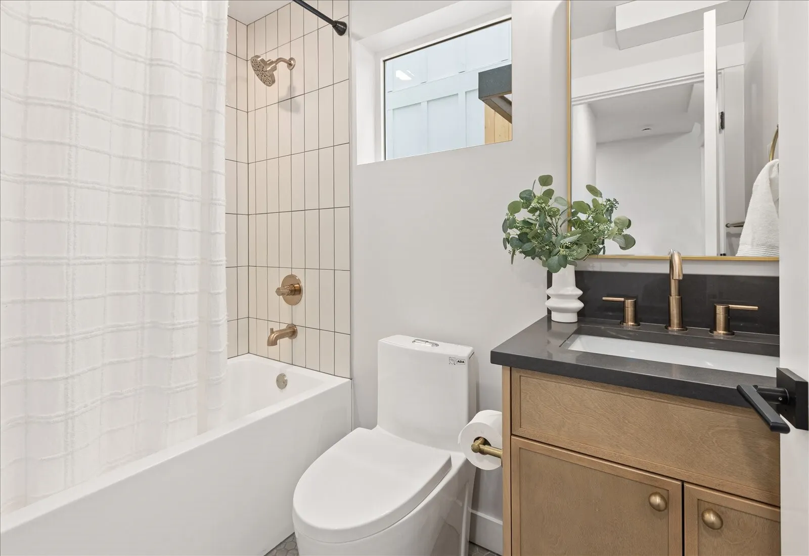14308 B Roslyn Place N, Seattle, WA 98133