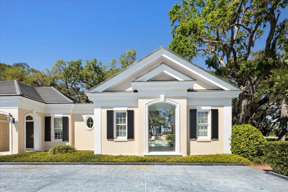236 SAINT JAMES PARK
