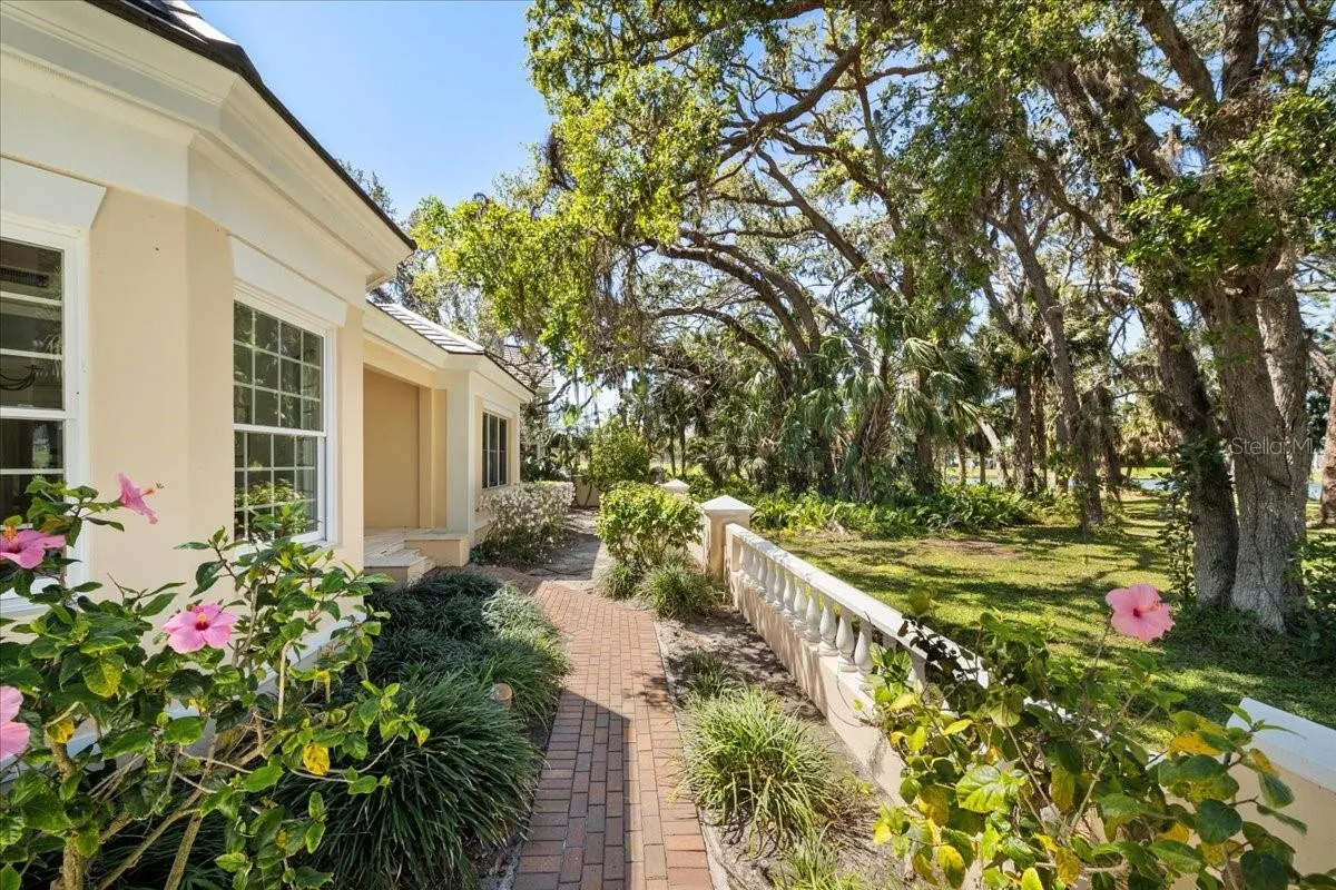 236 SAINT JAMES PARK