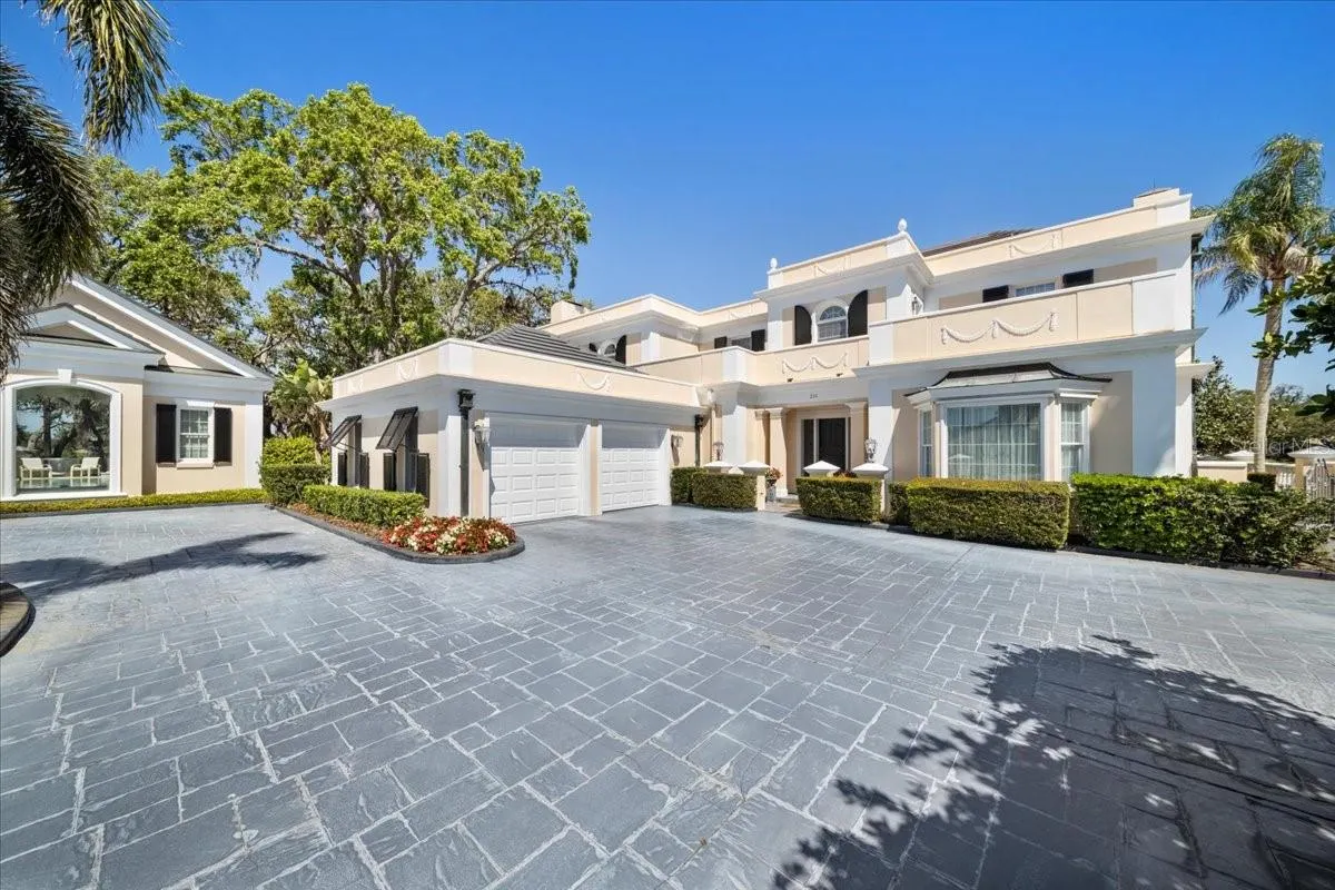 236 SAINT JAMES PARK