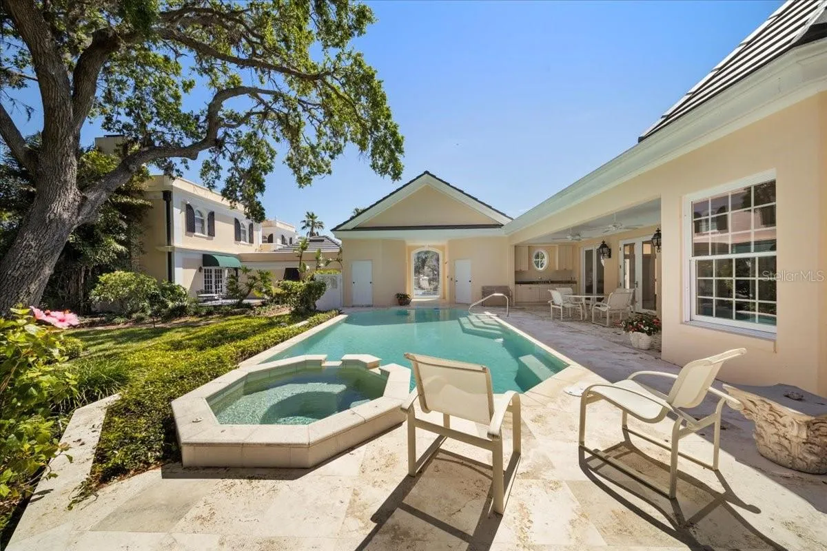 236 SAINT JAMES PARK