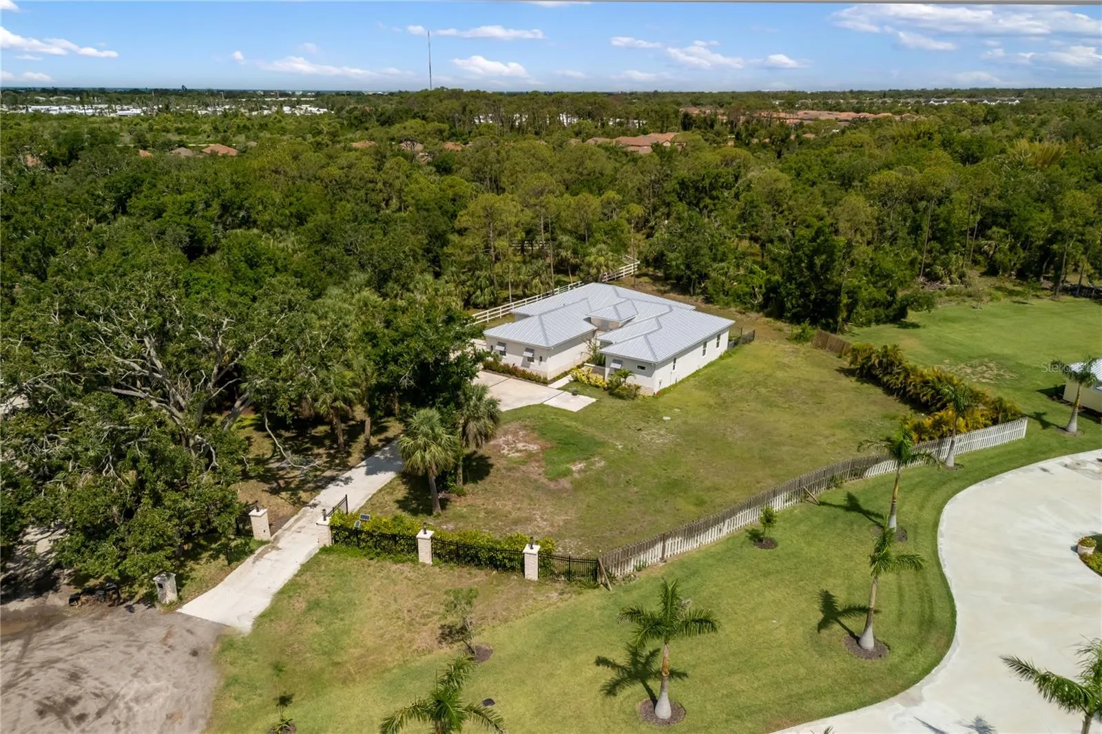 601 SUFFOLK CIR