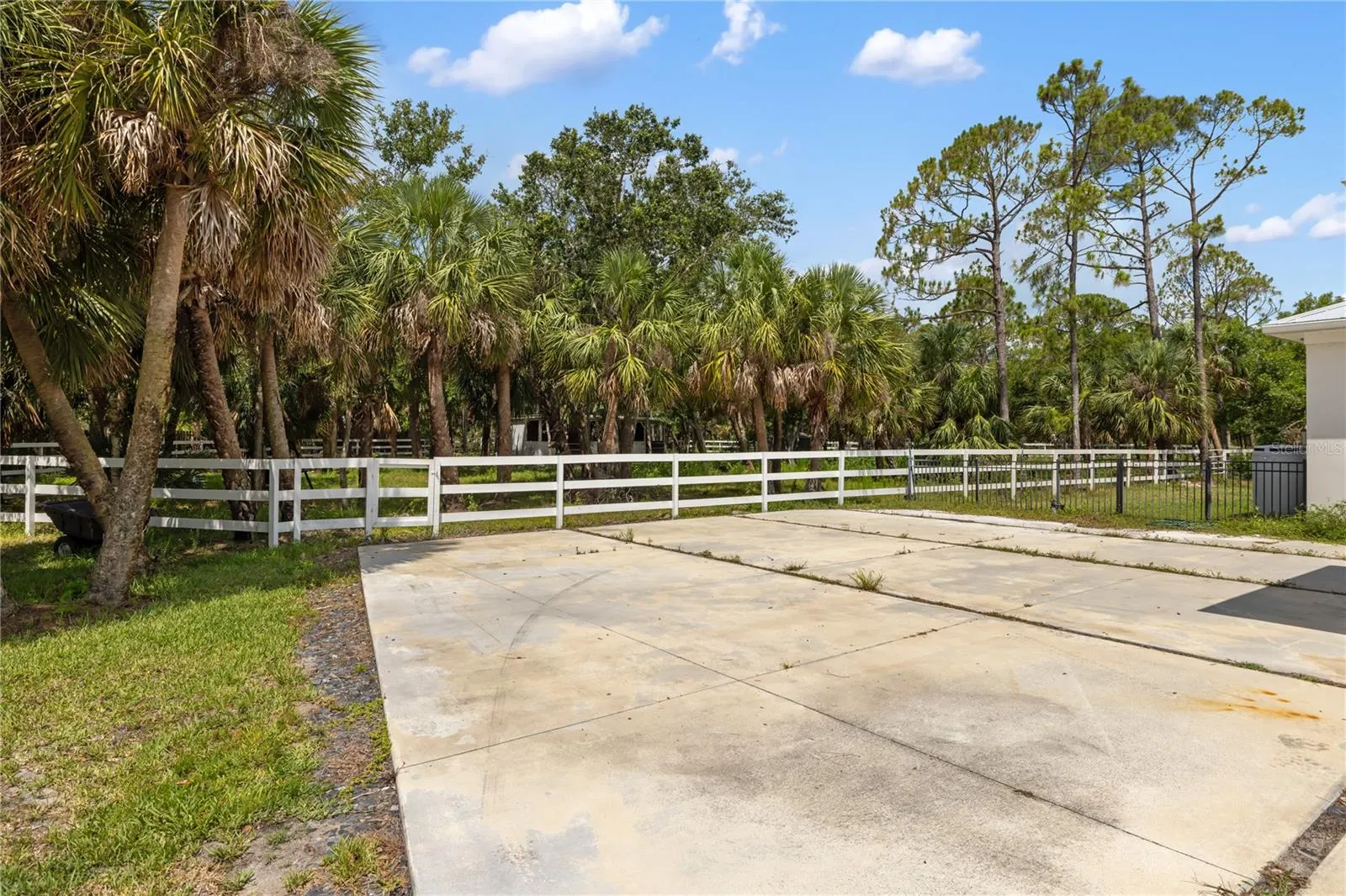 601 SUFFOLK CIR
