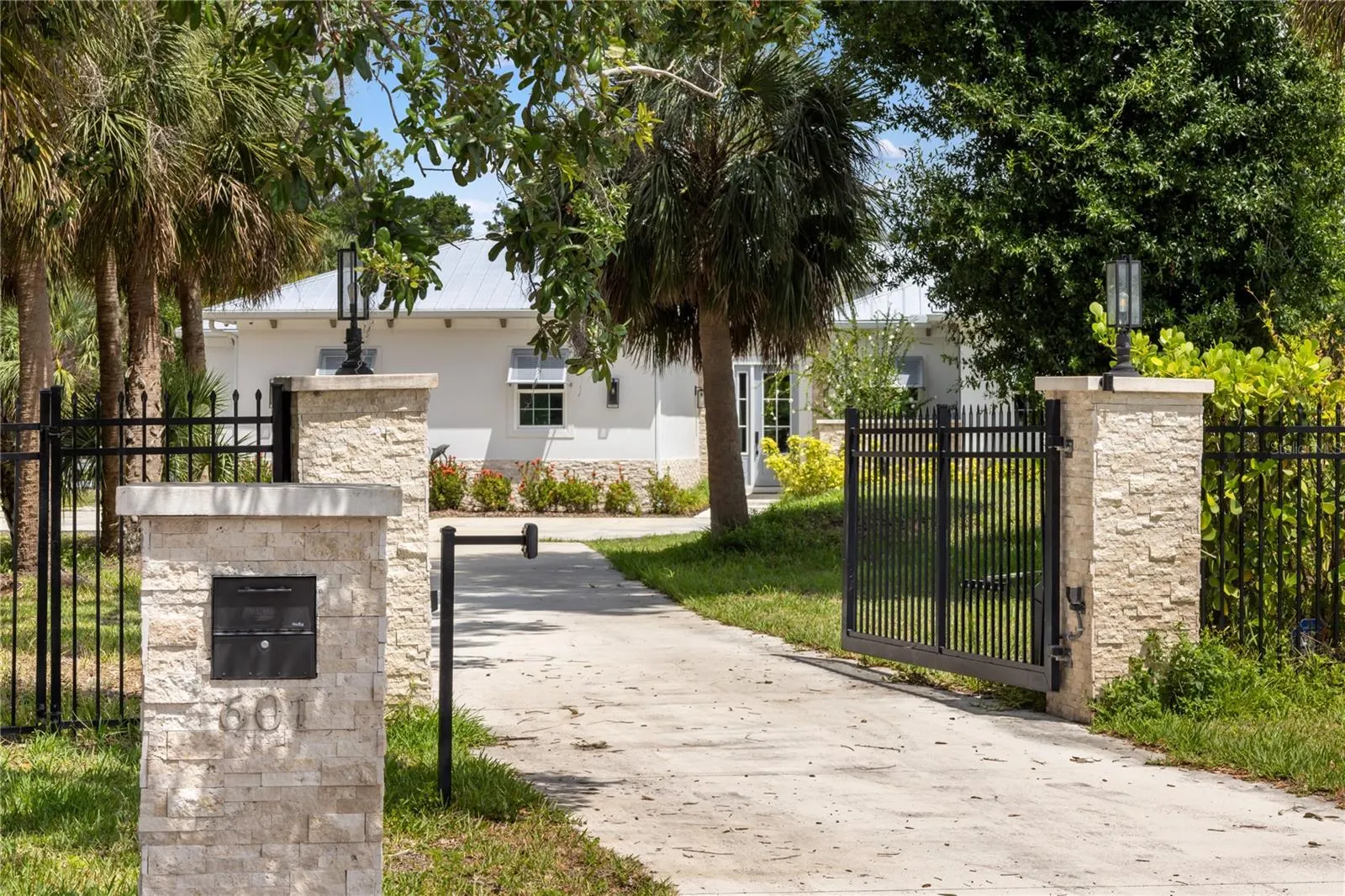 601 SUFFOLK CIR