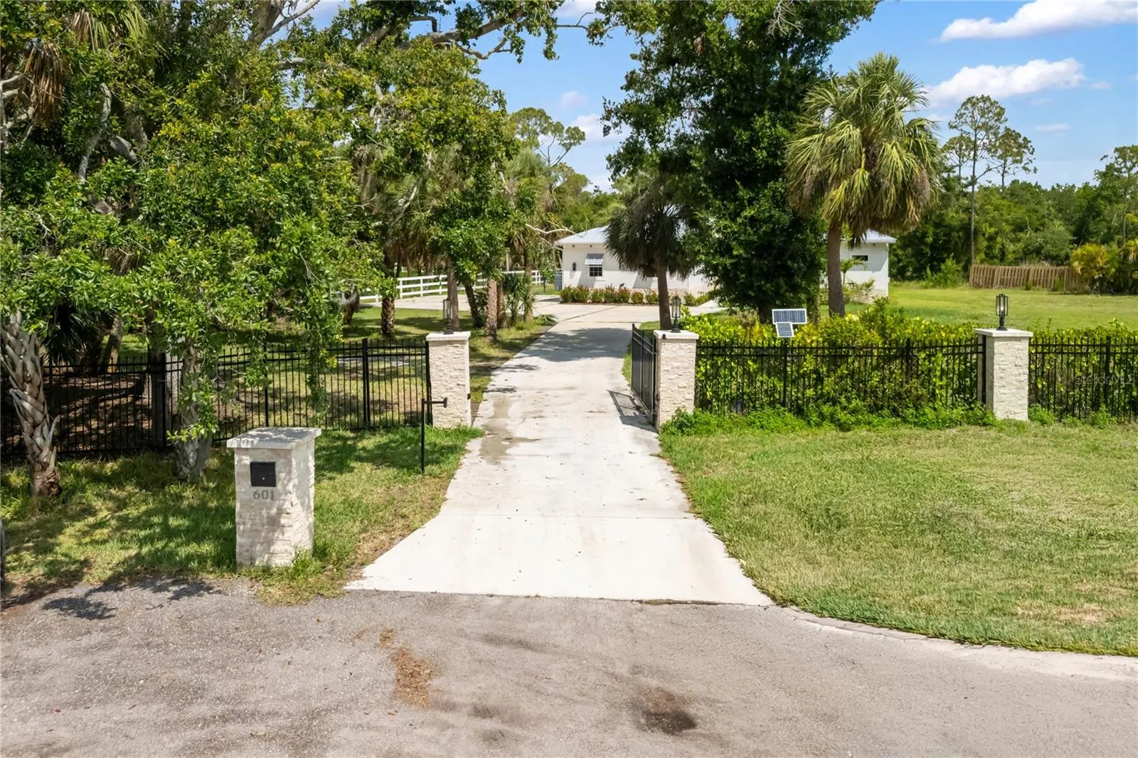 601 SUFFOLK CIR