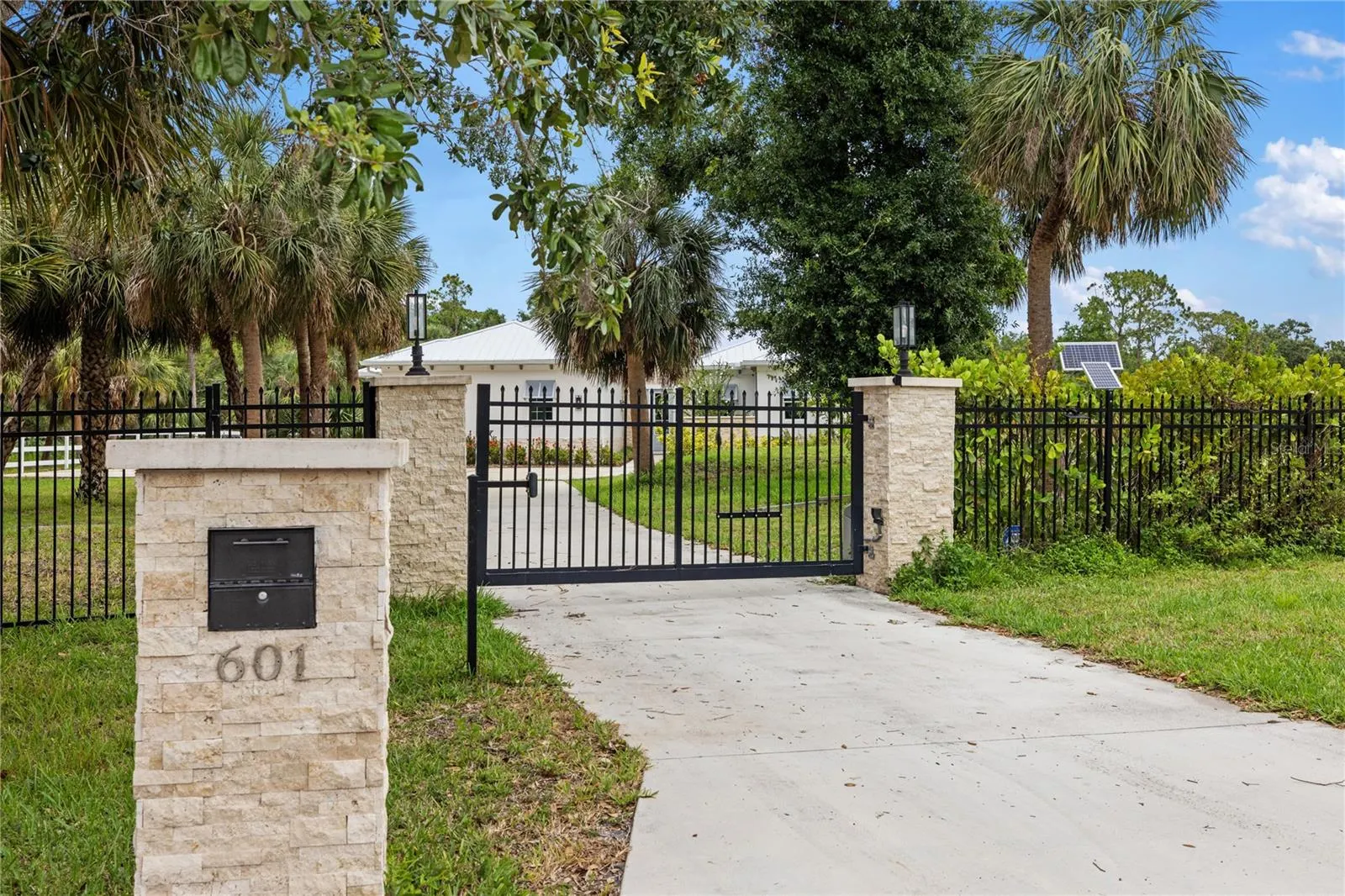601 SUFFOLK CIR