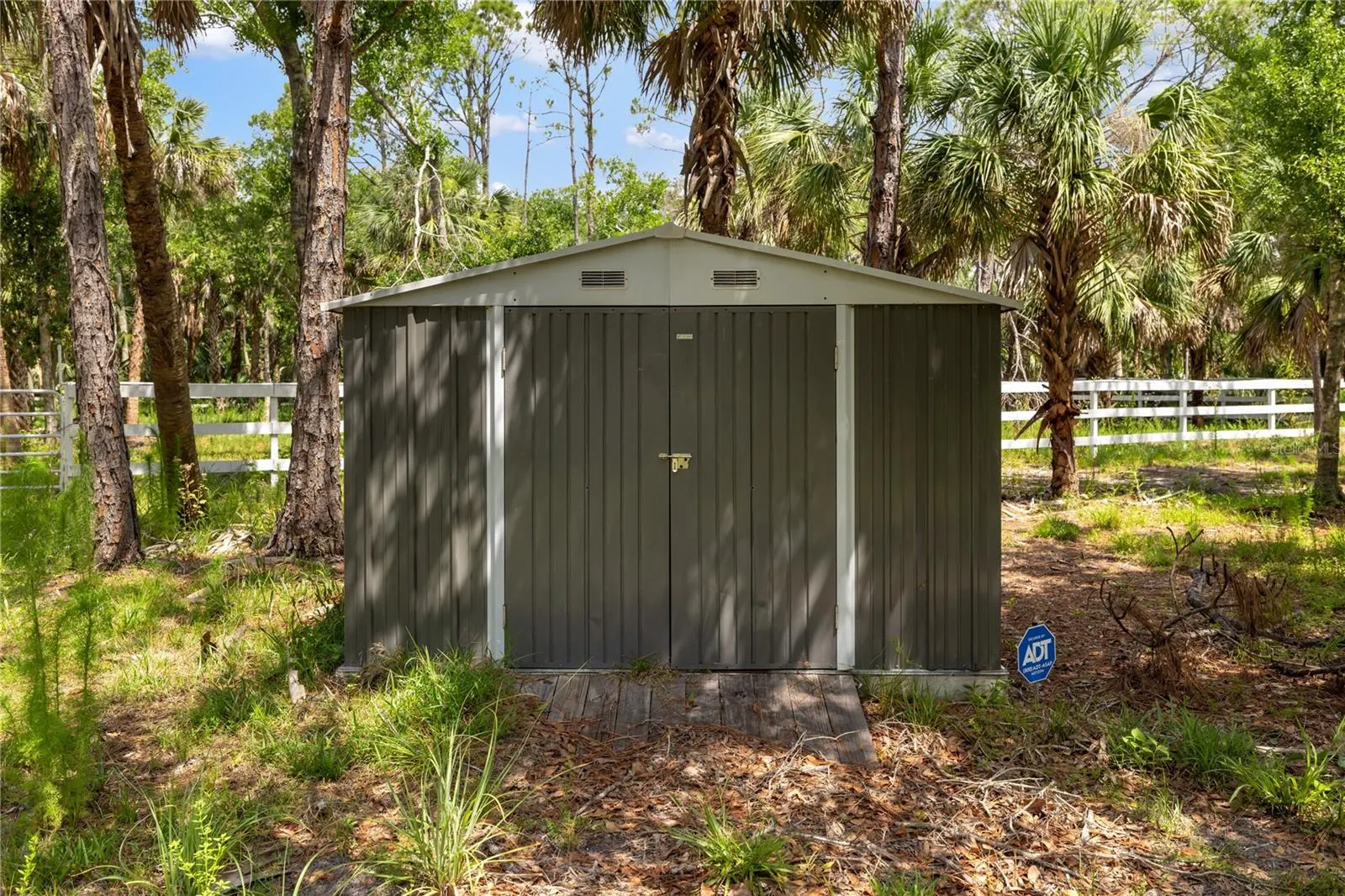601 SUFFOLK CIR
