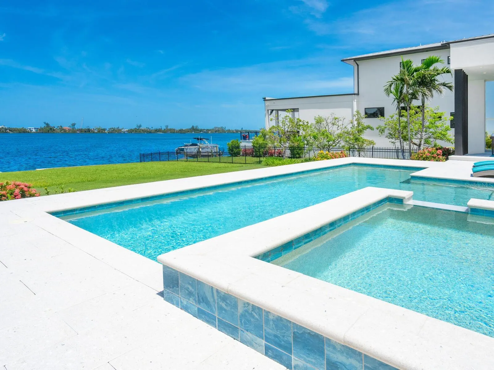 622 BAYSHORE DR