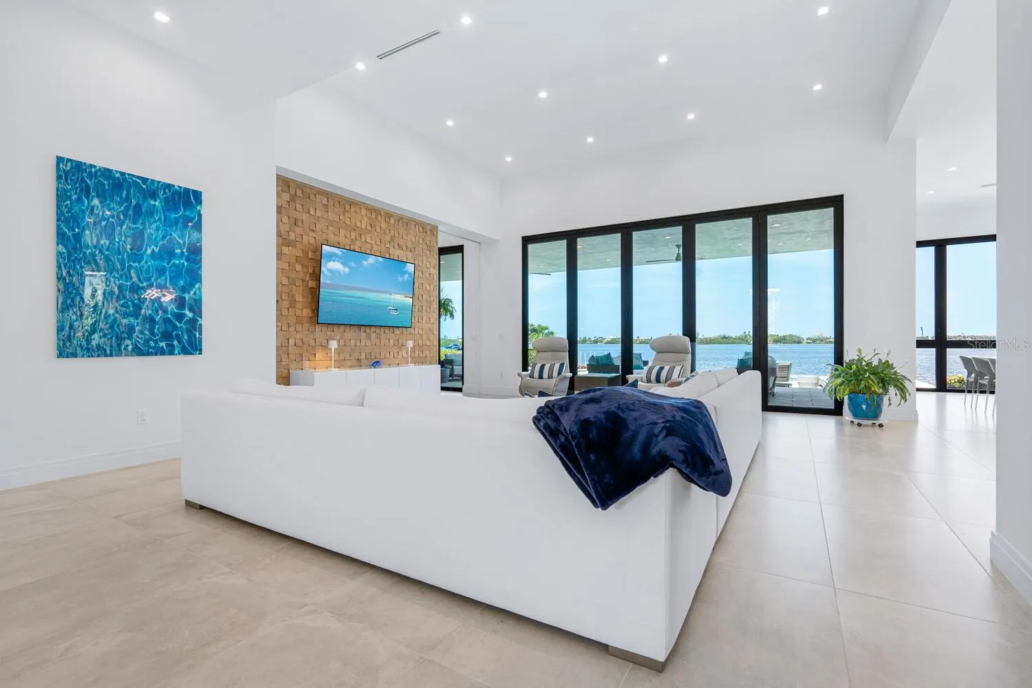 622 BAYSHORE DR
