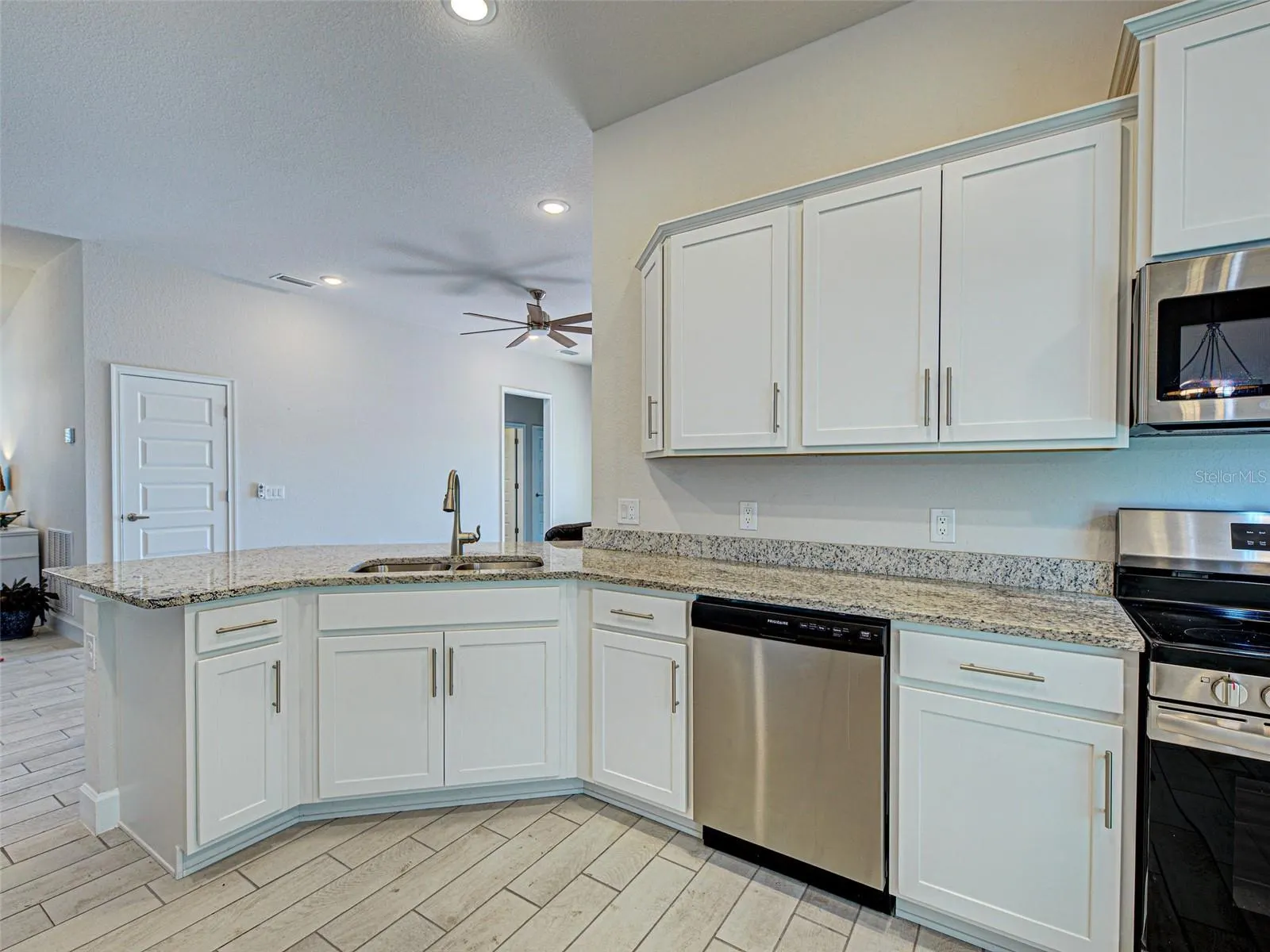 2551 AVERLAND LOOP