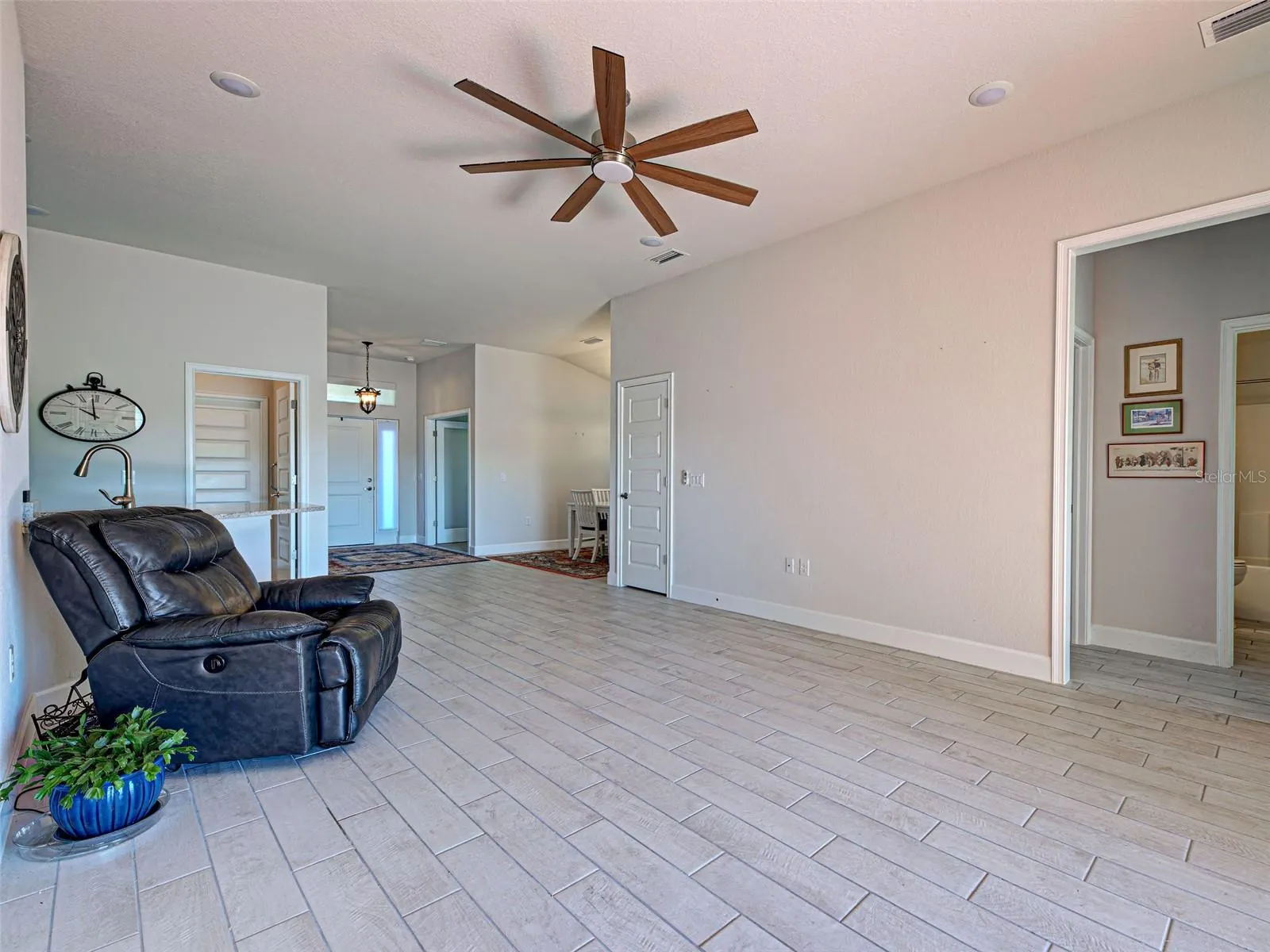 2551 AVERLAND LOOP