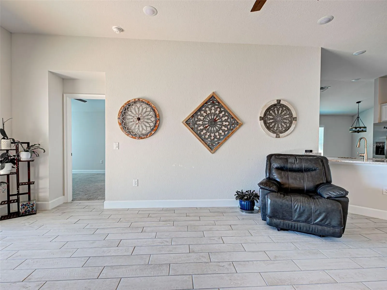 2551 AVERLAND LOOP