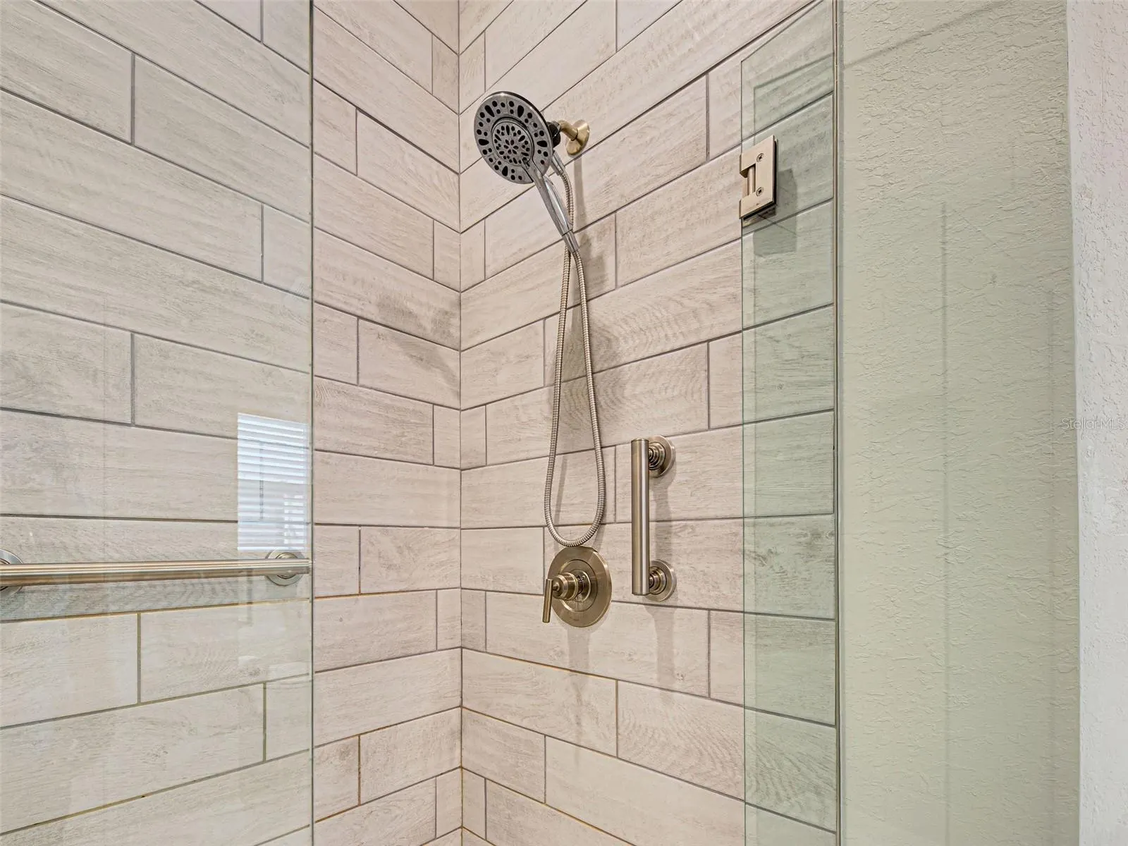 2551 AVERLAND LOOP
