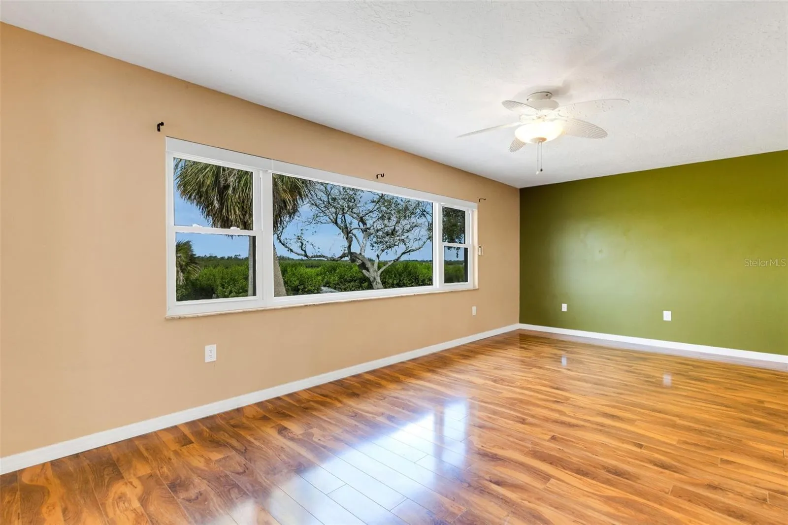 3995 LAKEWOOD AVE