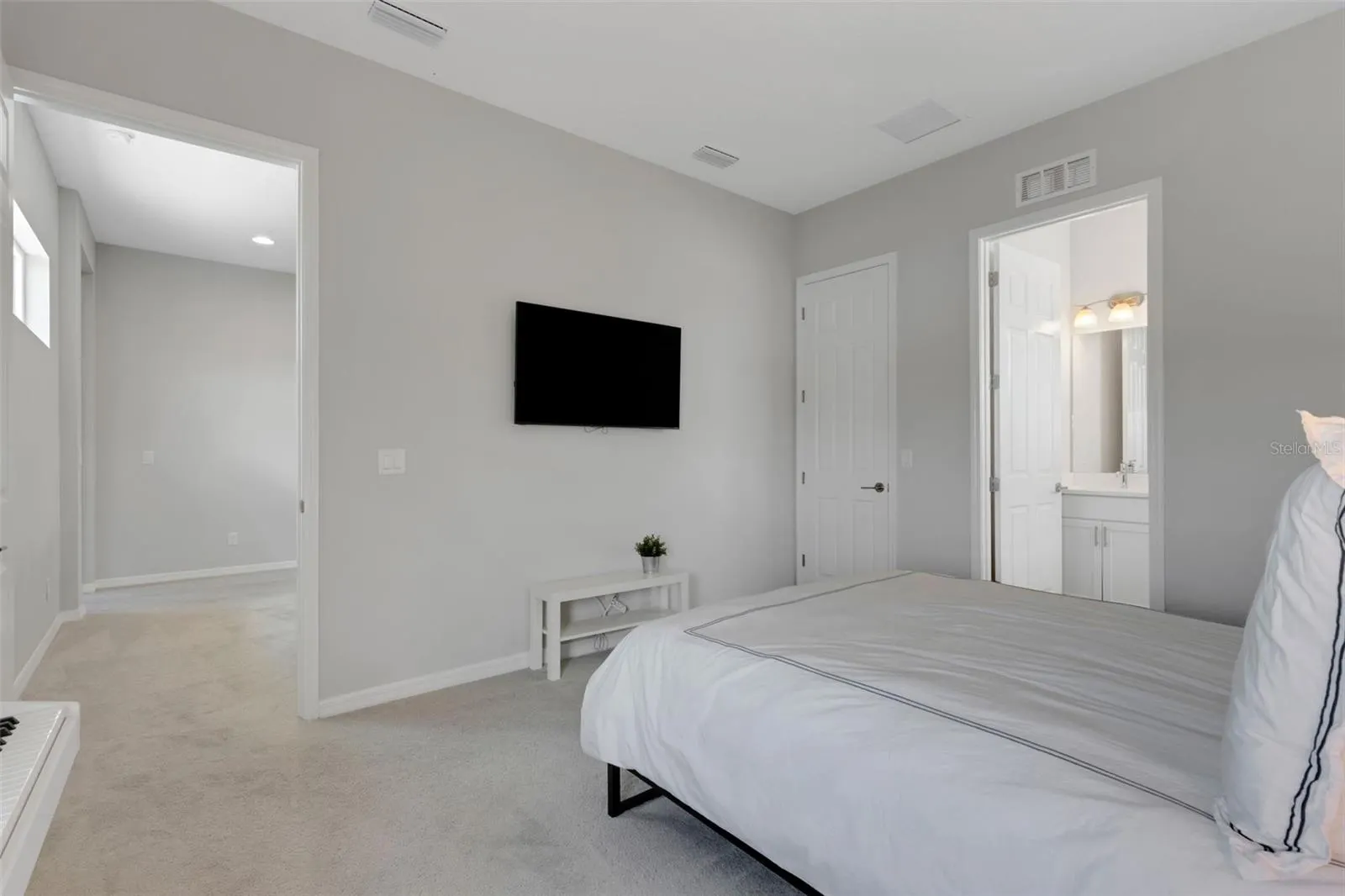 5718 TITLE ROW DR