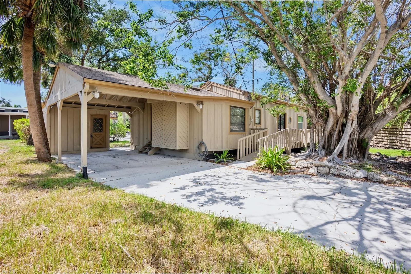 428 SIESTA DR