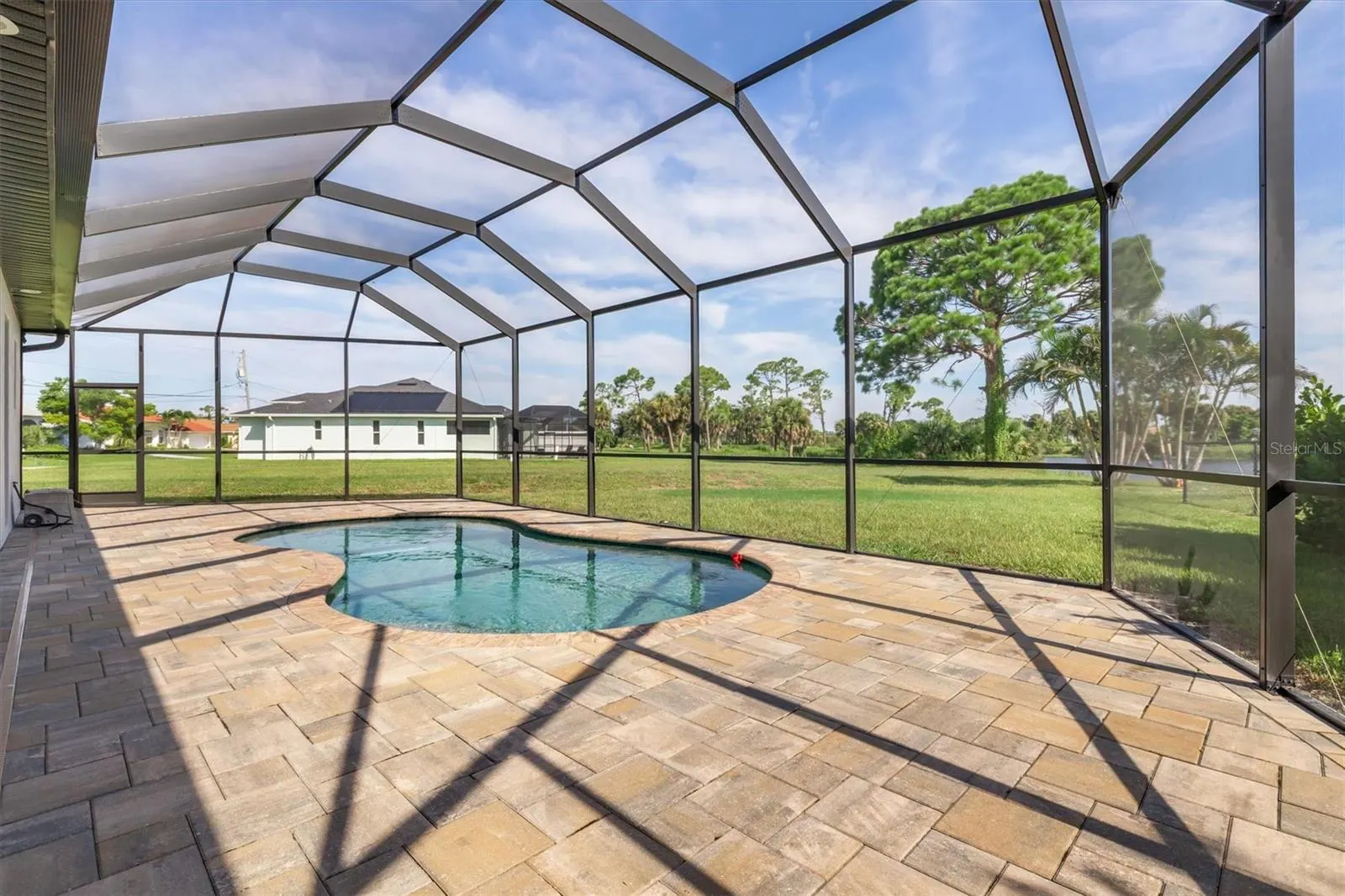 2 SPORTSMAN CIR