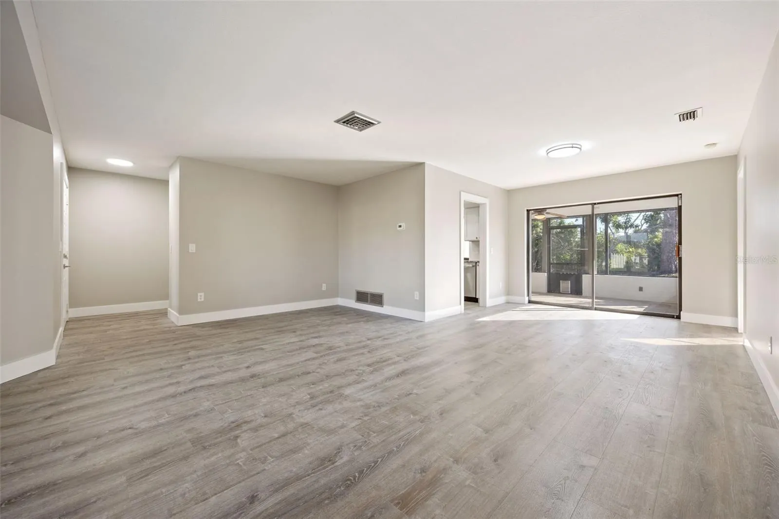 1951 GREENLAWN DR