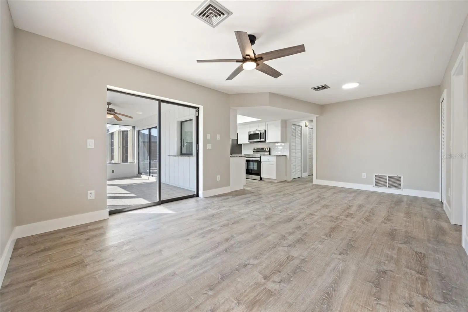 1951 GREENLAWN DR