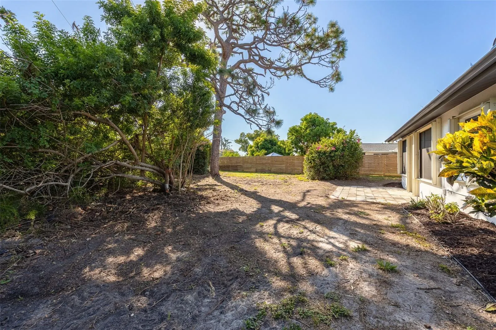1951 GREENLAWN DR