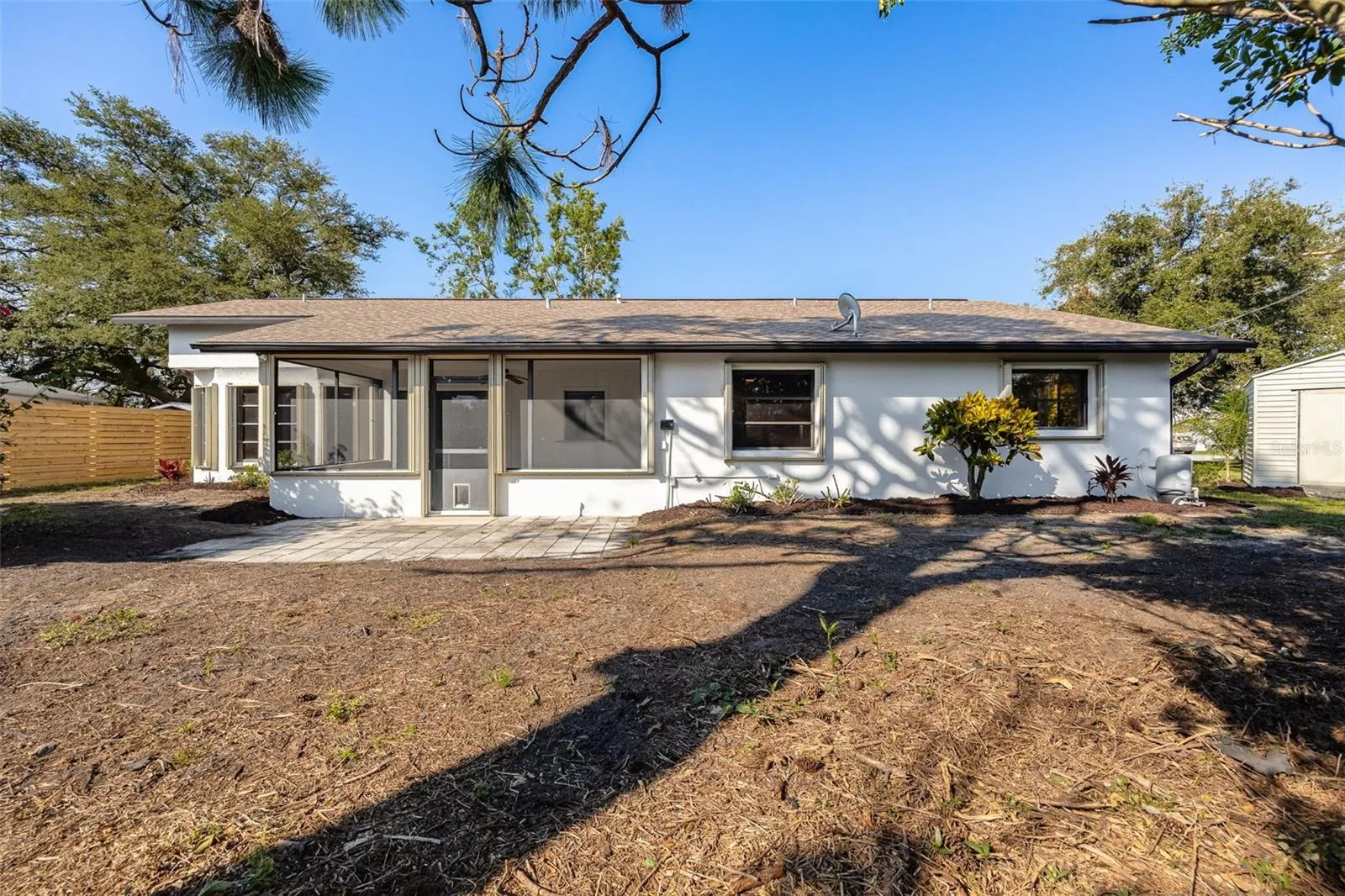 1951 GREENLAWN DR