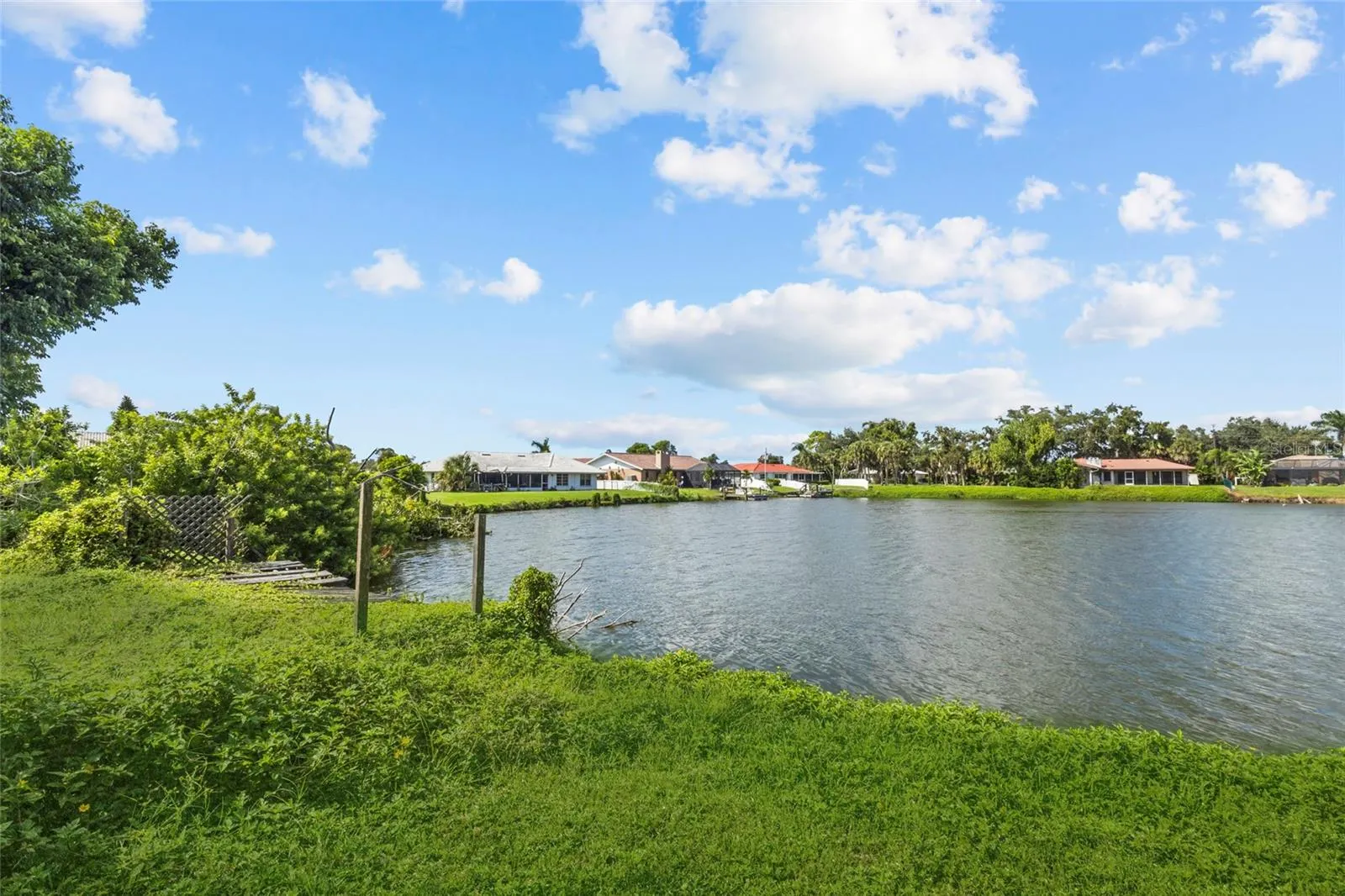 209 LAKE SHORE DR