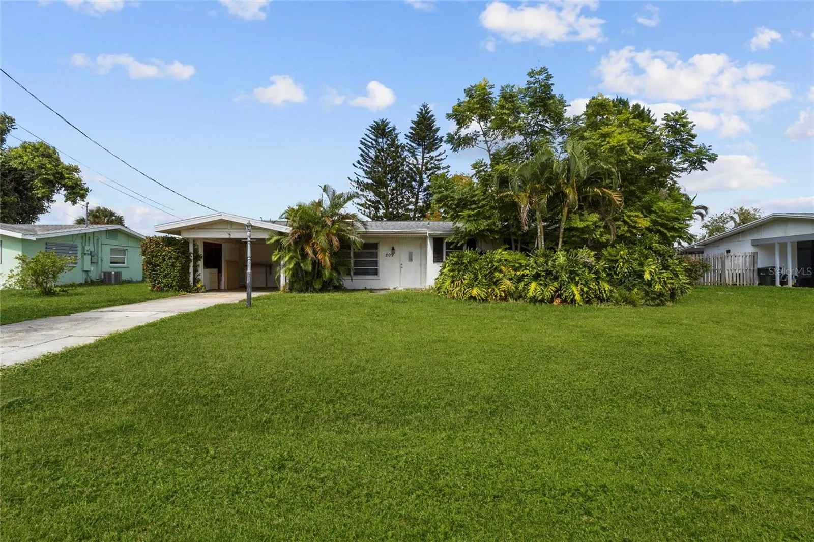 209 LAKE SHORE DR