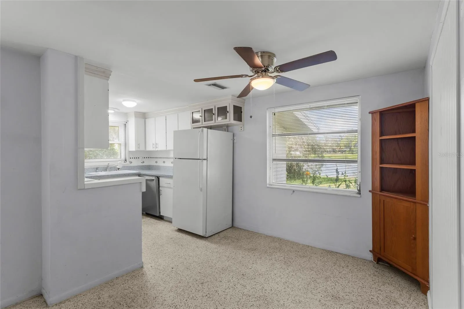 209 LAKE SHORE DR