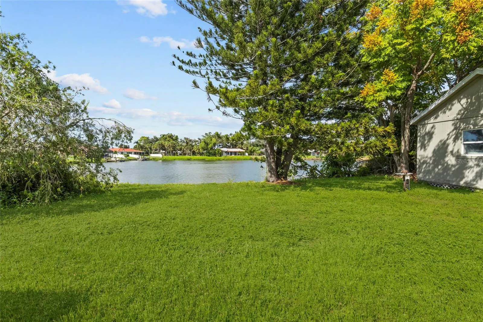 209 LAKE SHORE DR