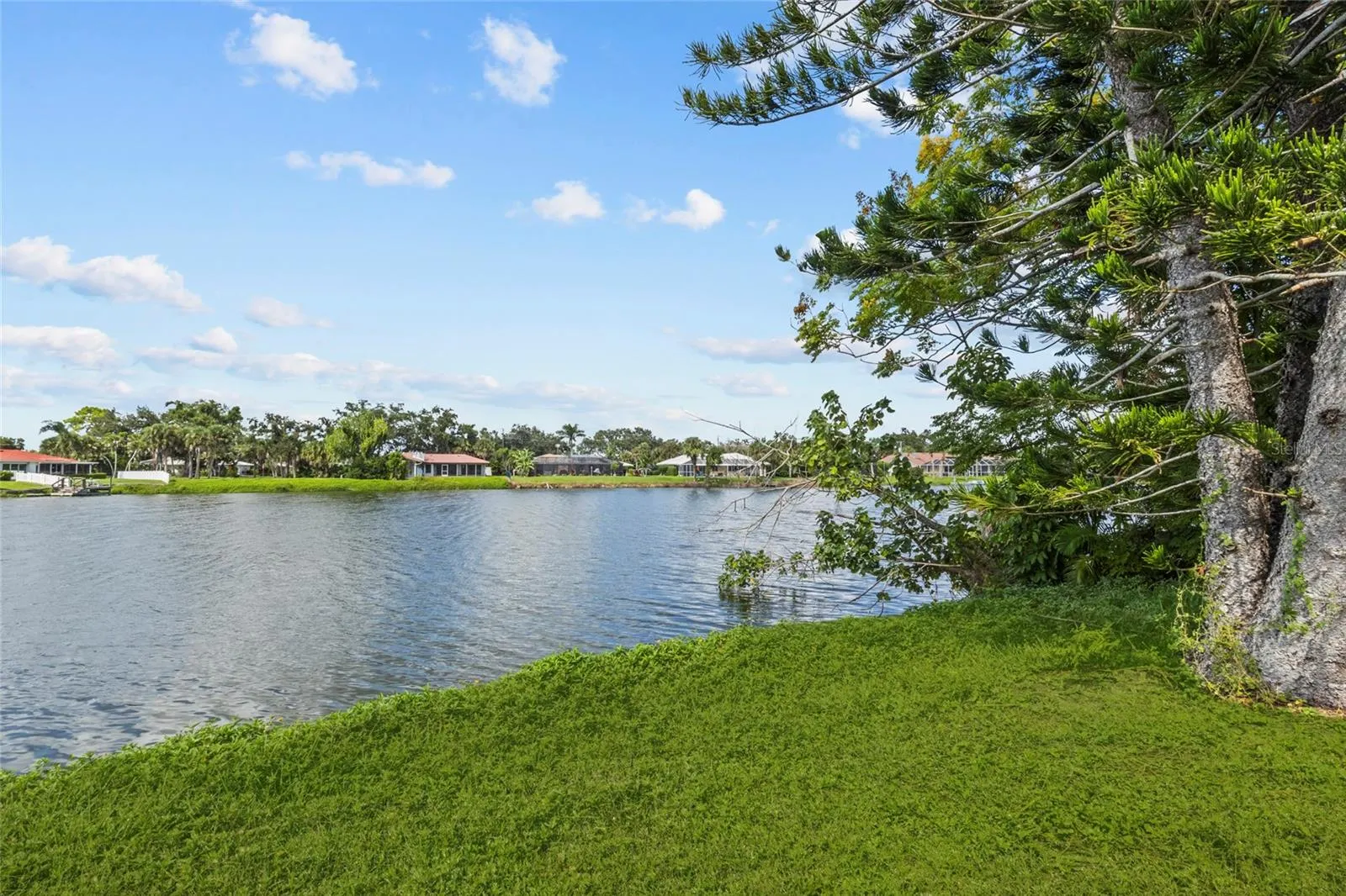 209 LAKE SHORE DR