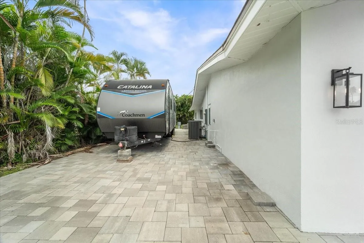 1039 BAYSHORE AVE
