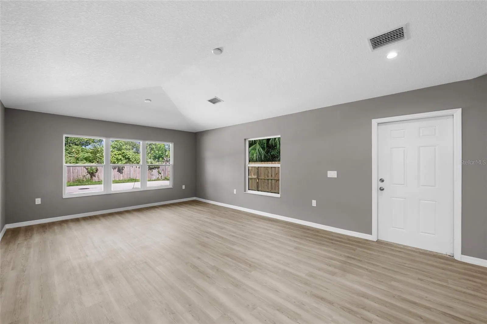 3914 WALNUT AVE