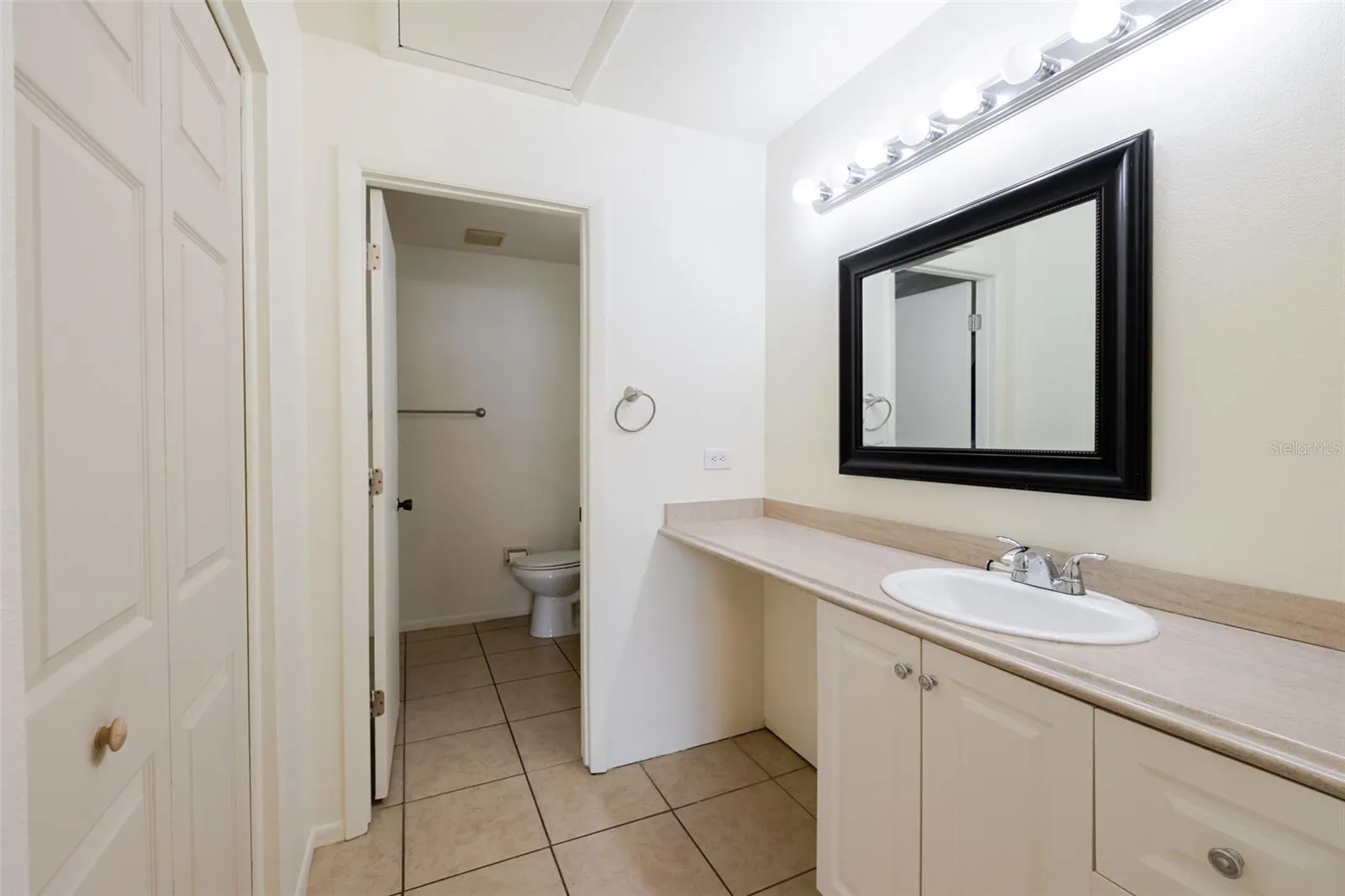 5021 BARRINGTON CIR #302, #302