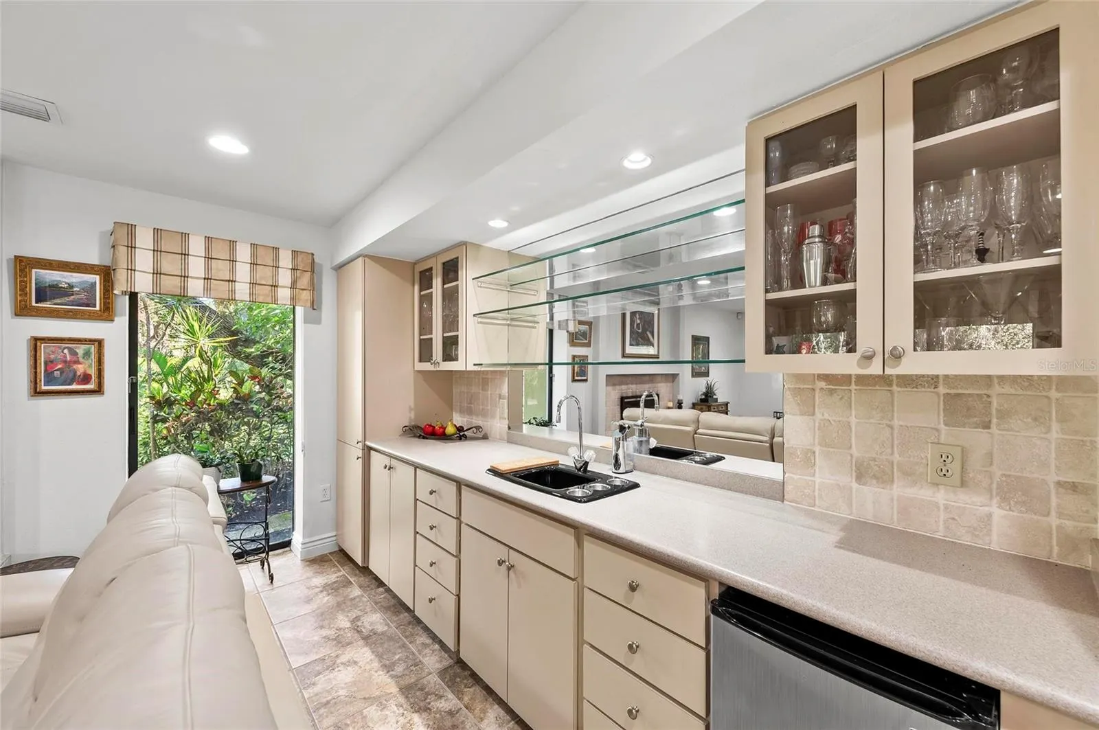 1218 YACHT HARBOR DR