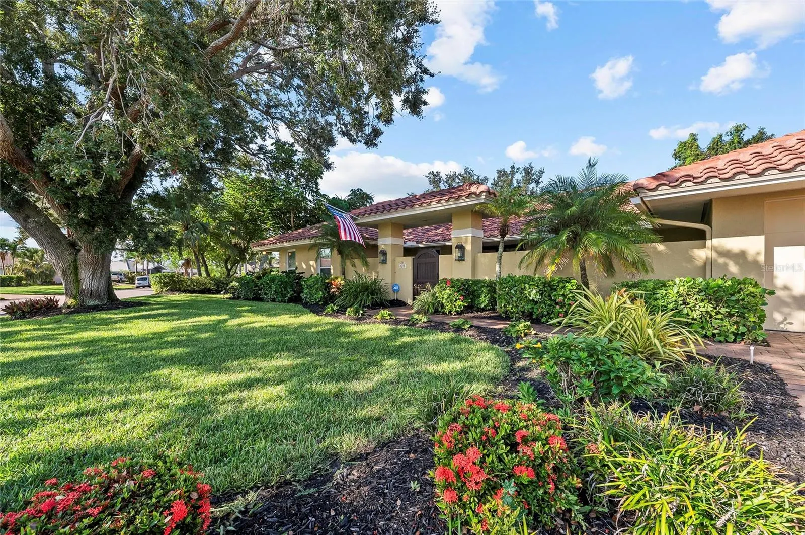 1218 YACHT HARBOR DR