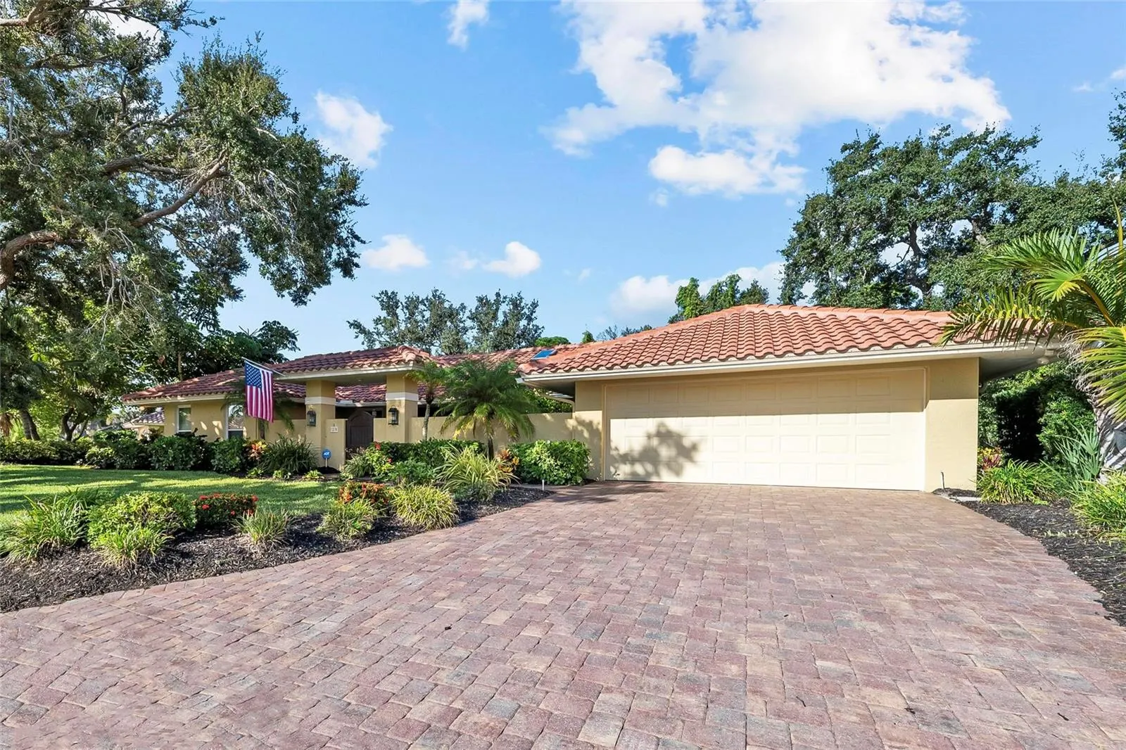 1218 YACHT HARBOR DR