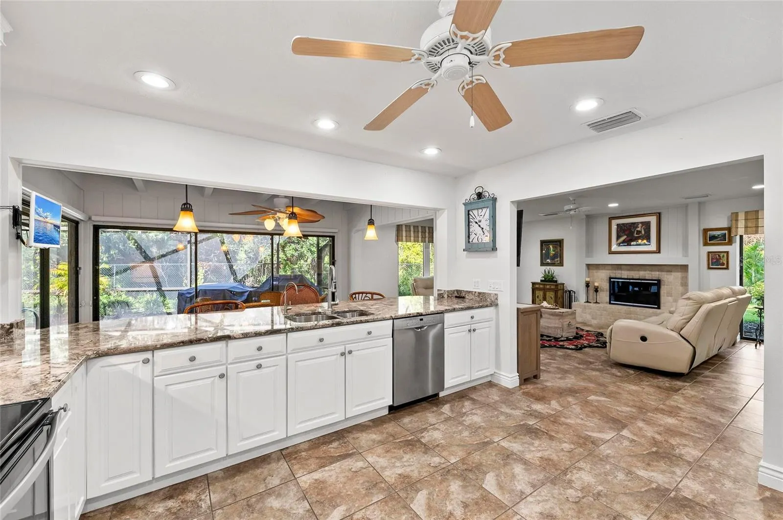 1218 YACHT HARBOR DR