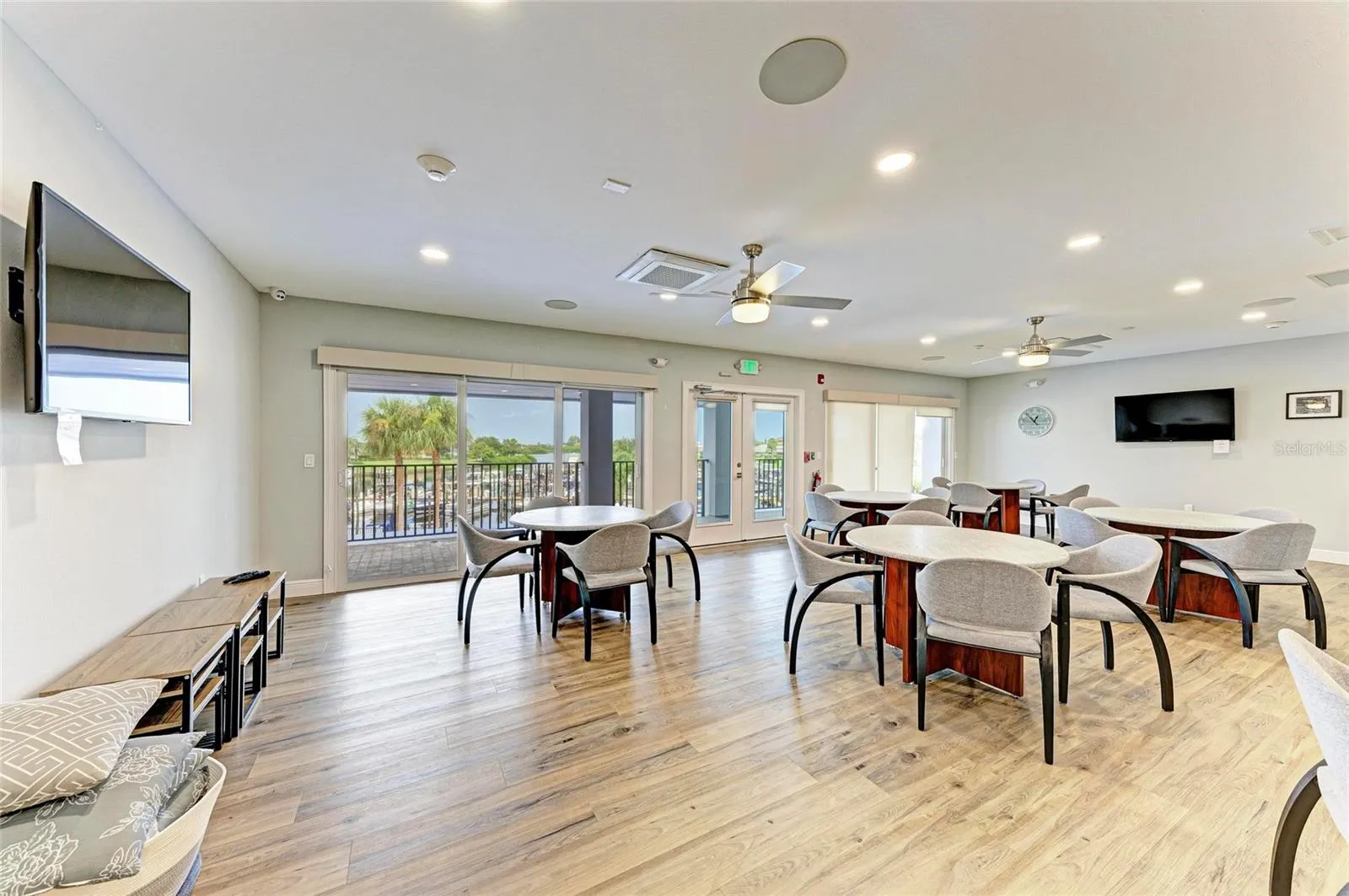 1218 YACHT HARBOR DR