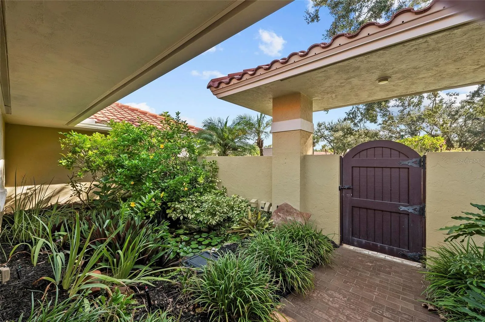 1218 YACHT HARBOR DR
