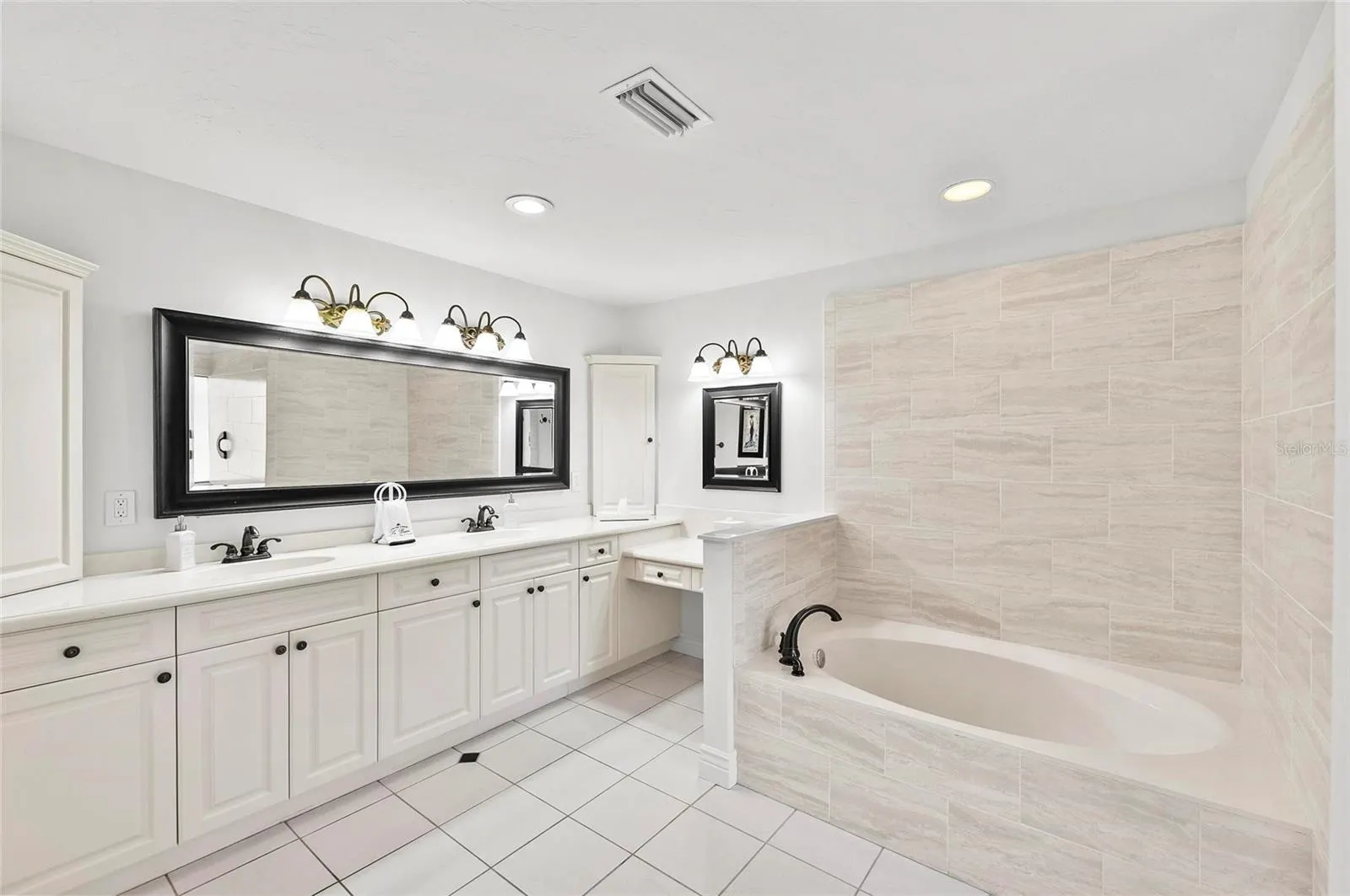 1218 YACHT HARBOR DR