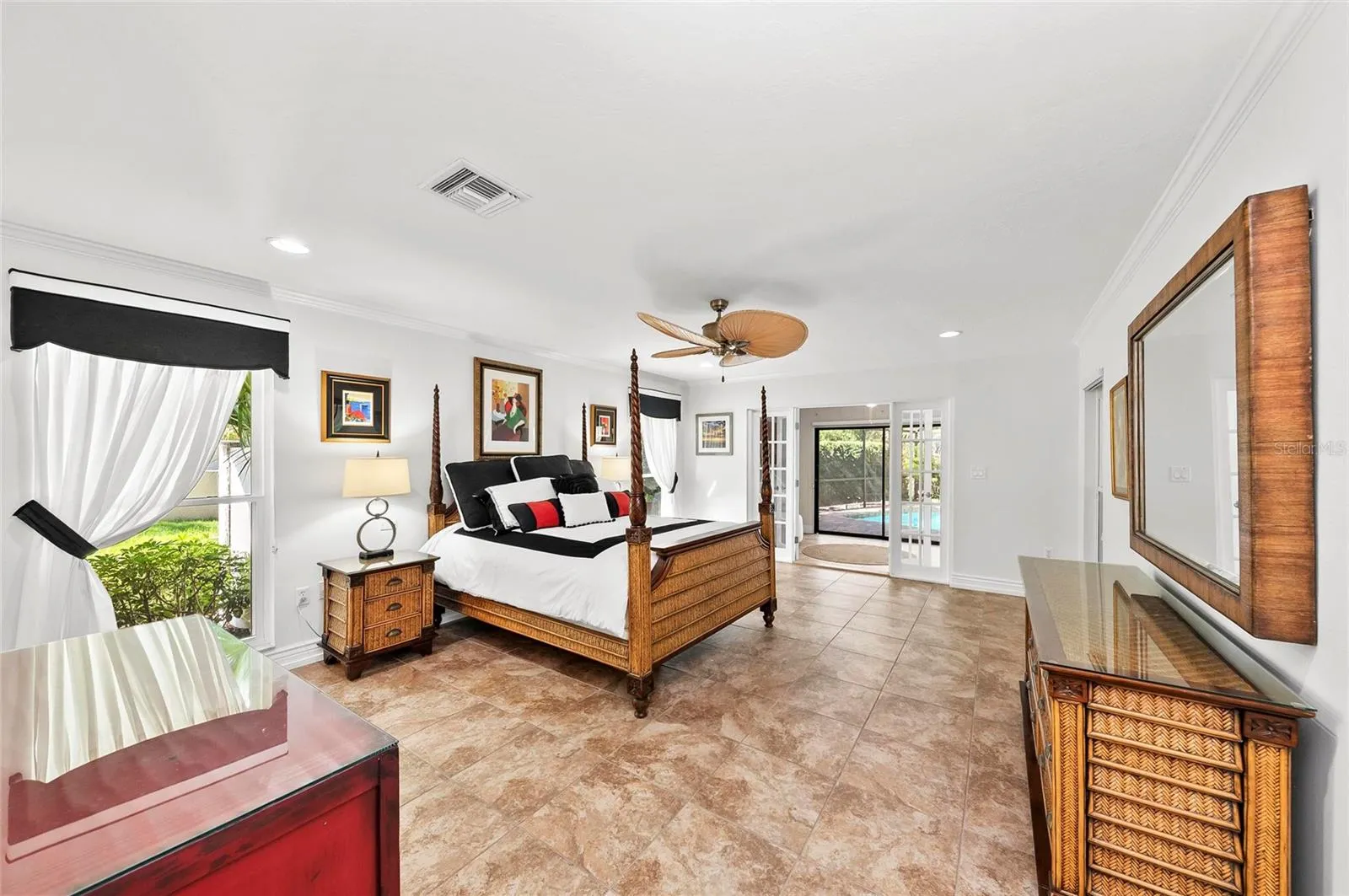 1218 YACHT HARBOR DR
