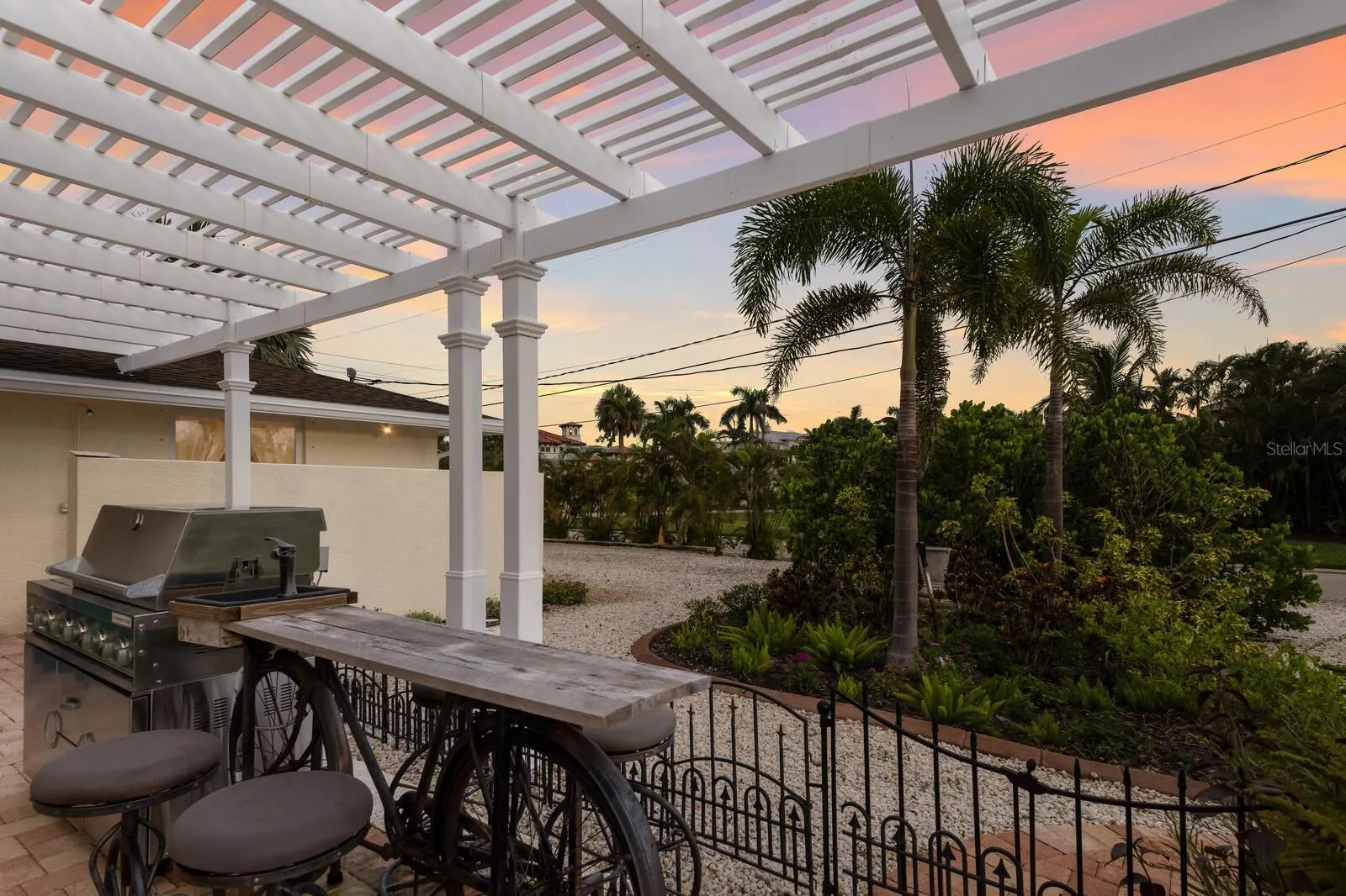 646 KEY ROYALE DR