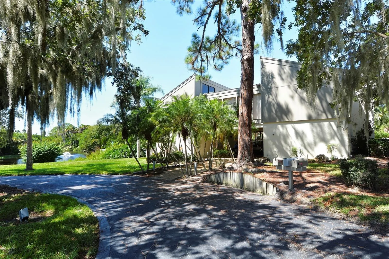 111 WOODLAND PL