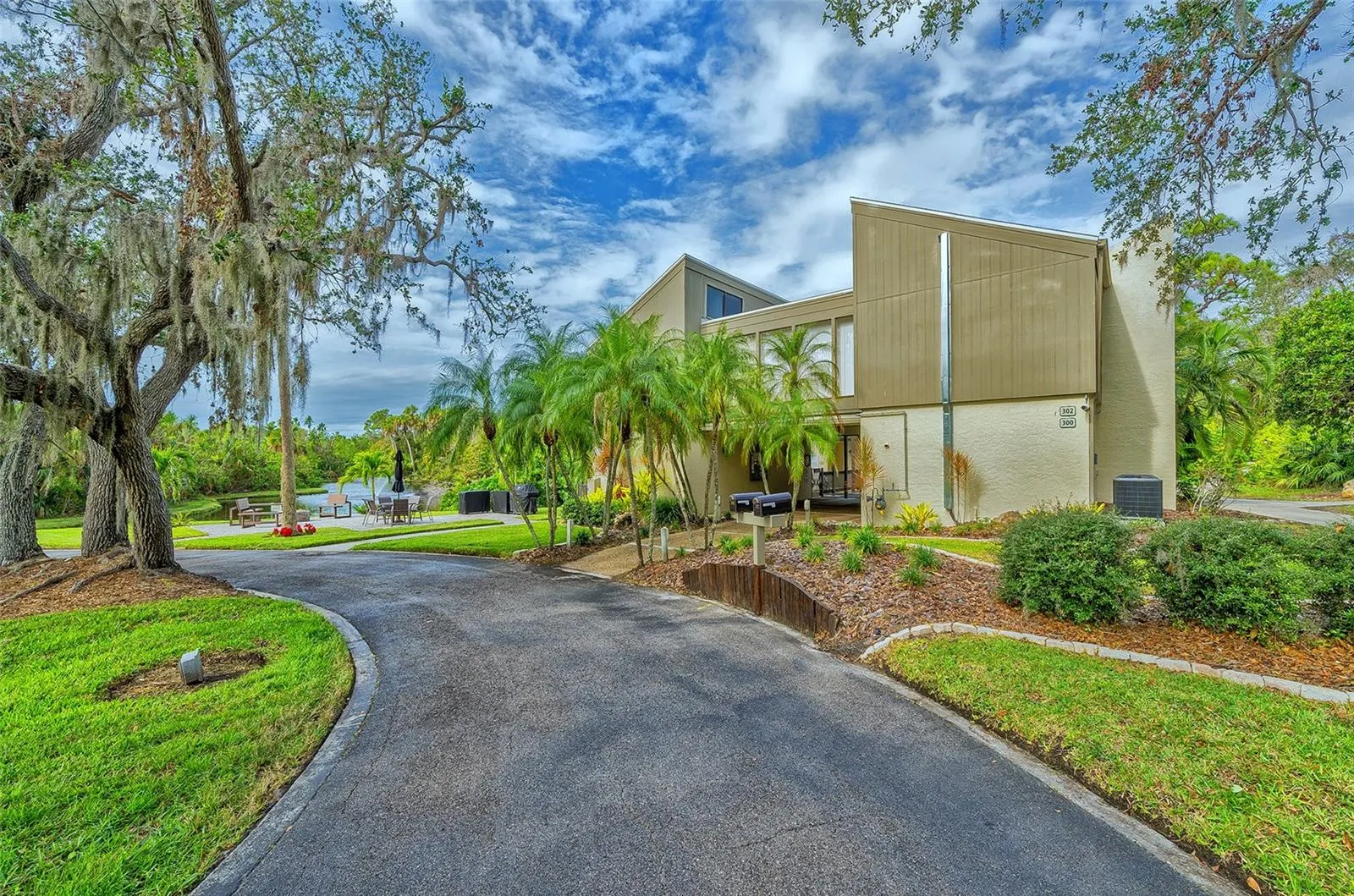 111 WOODLAND PL
