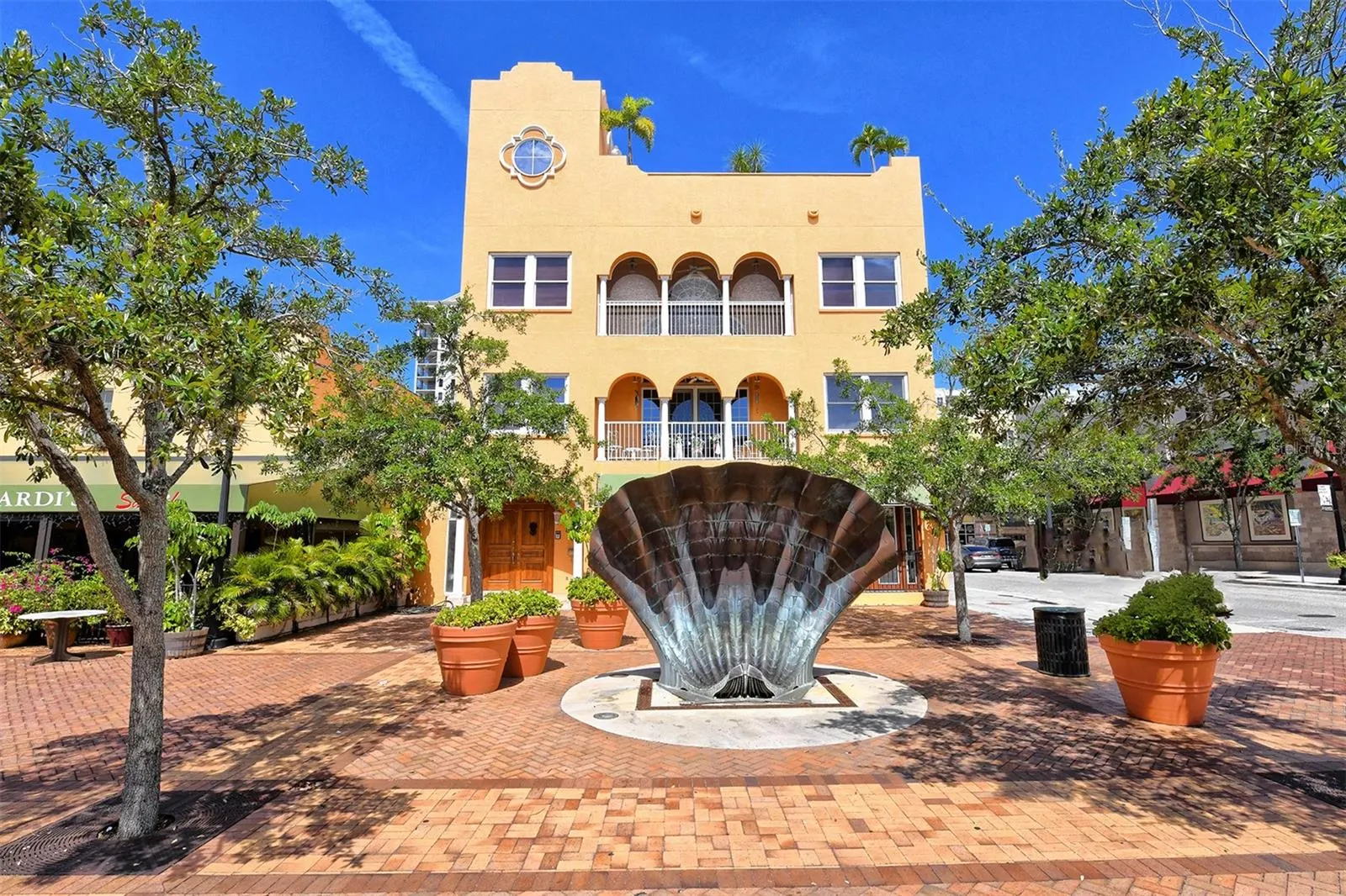 213 COSMOPOLITAN CT
