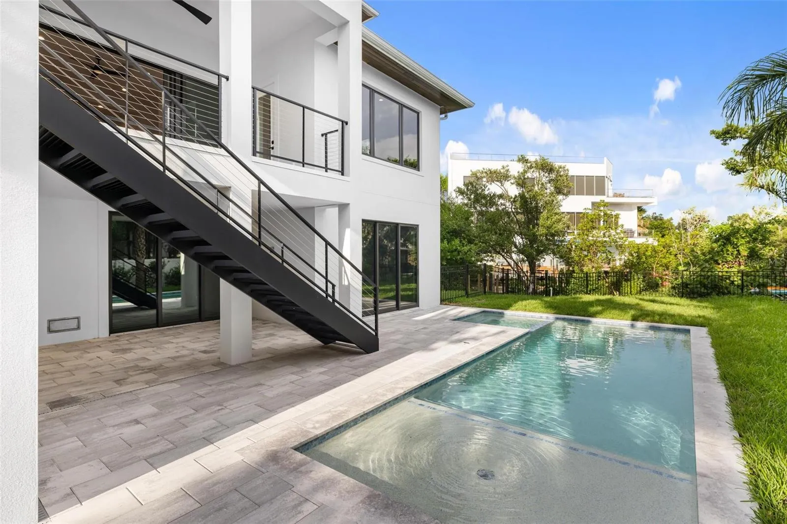 226 GARDEN LN
