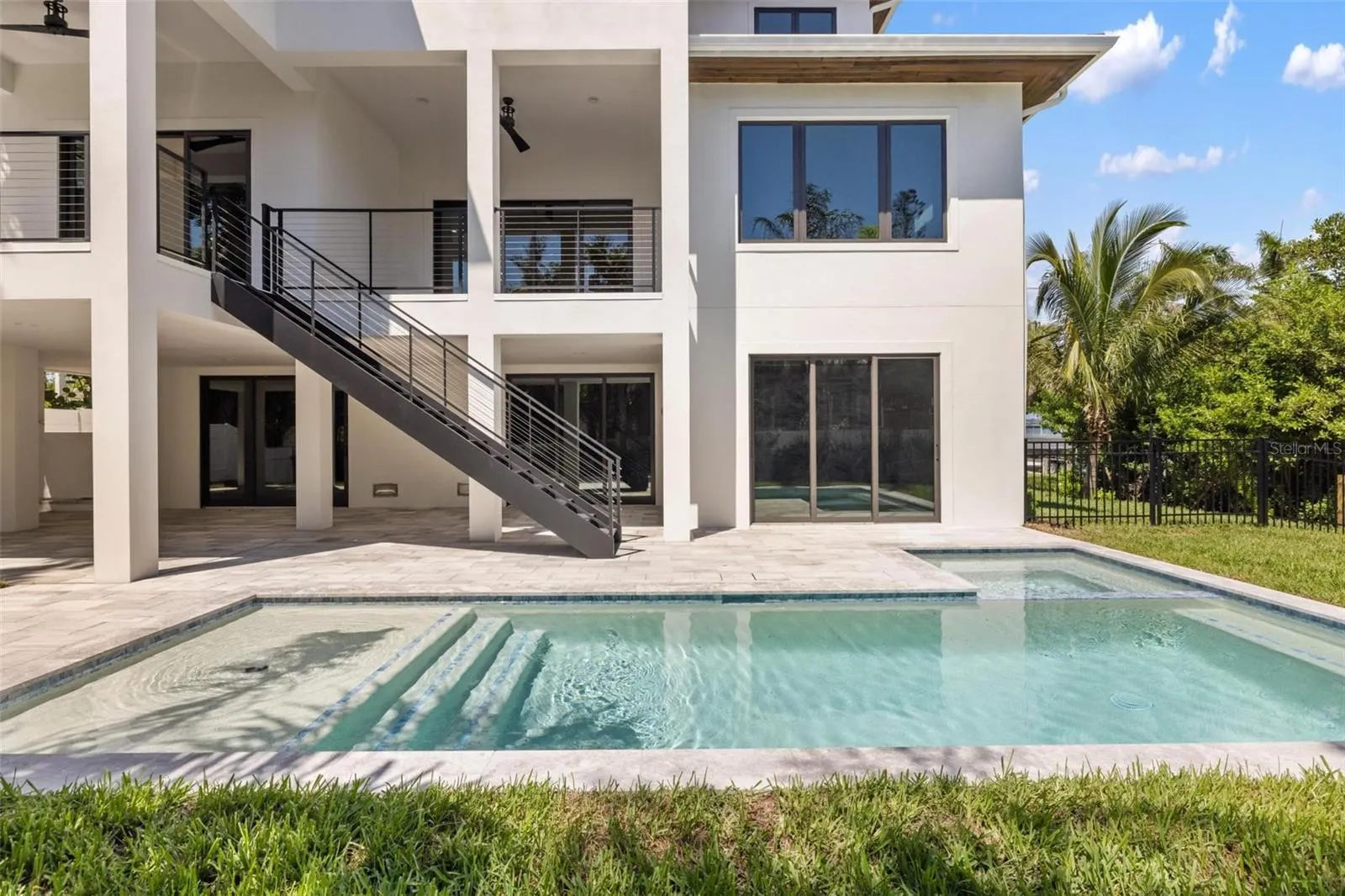 226 GARDEN LN