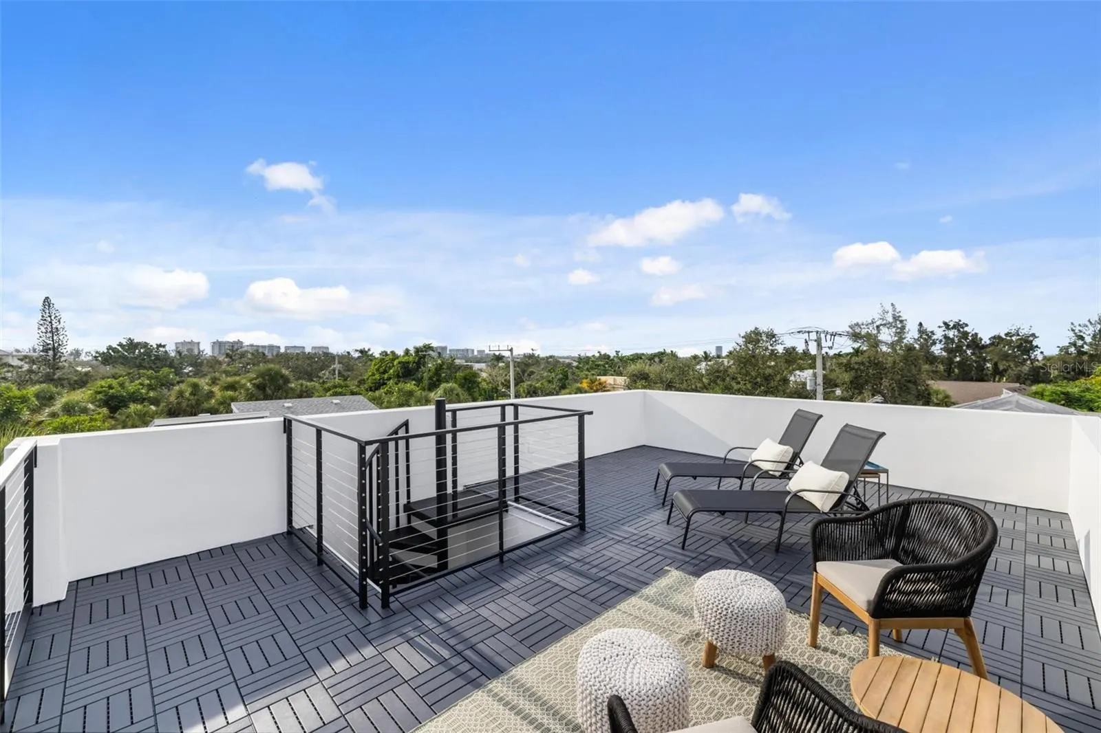 226 GARDEN LN